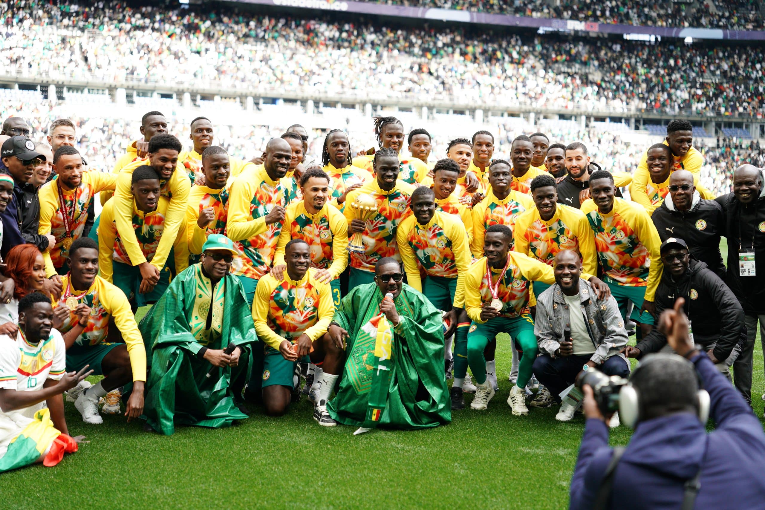 Les joueurs du Sénégal posant avec le trophée de la CAN 2025.