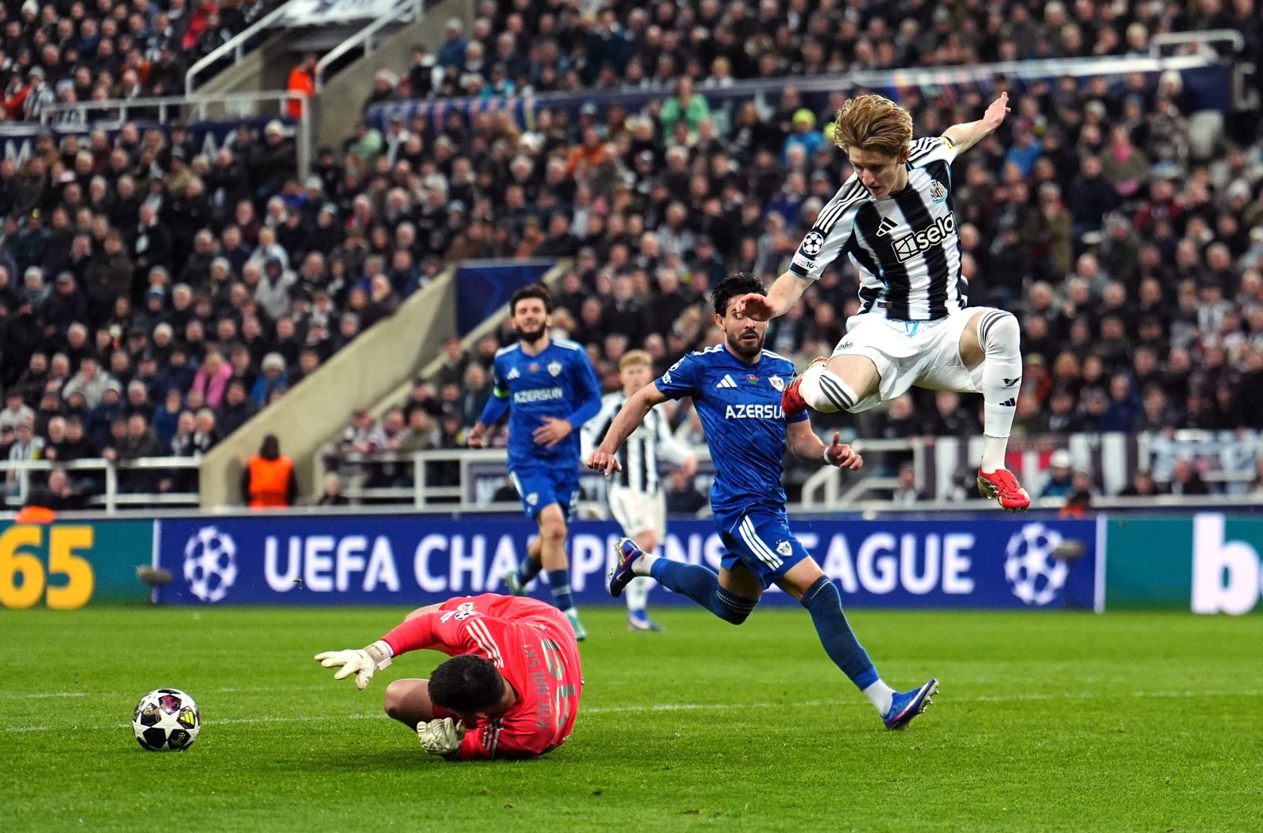 Anthony Gordon sautant par dessus le gardien adverse lors de Newcastle-Qarabag.