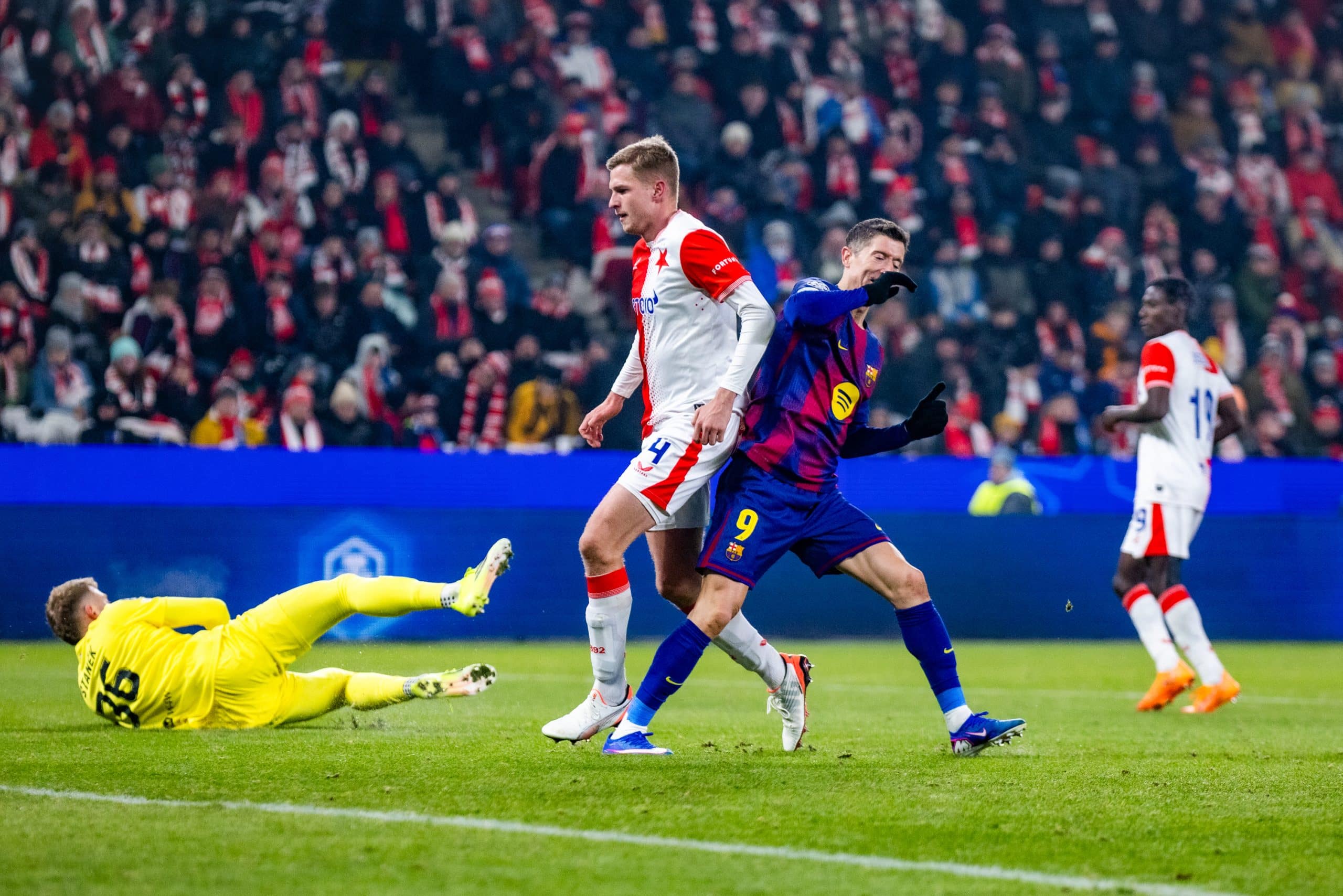 Robert Lewandowski frustré lors du match contre le Slavia Prague.