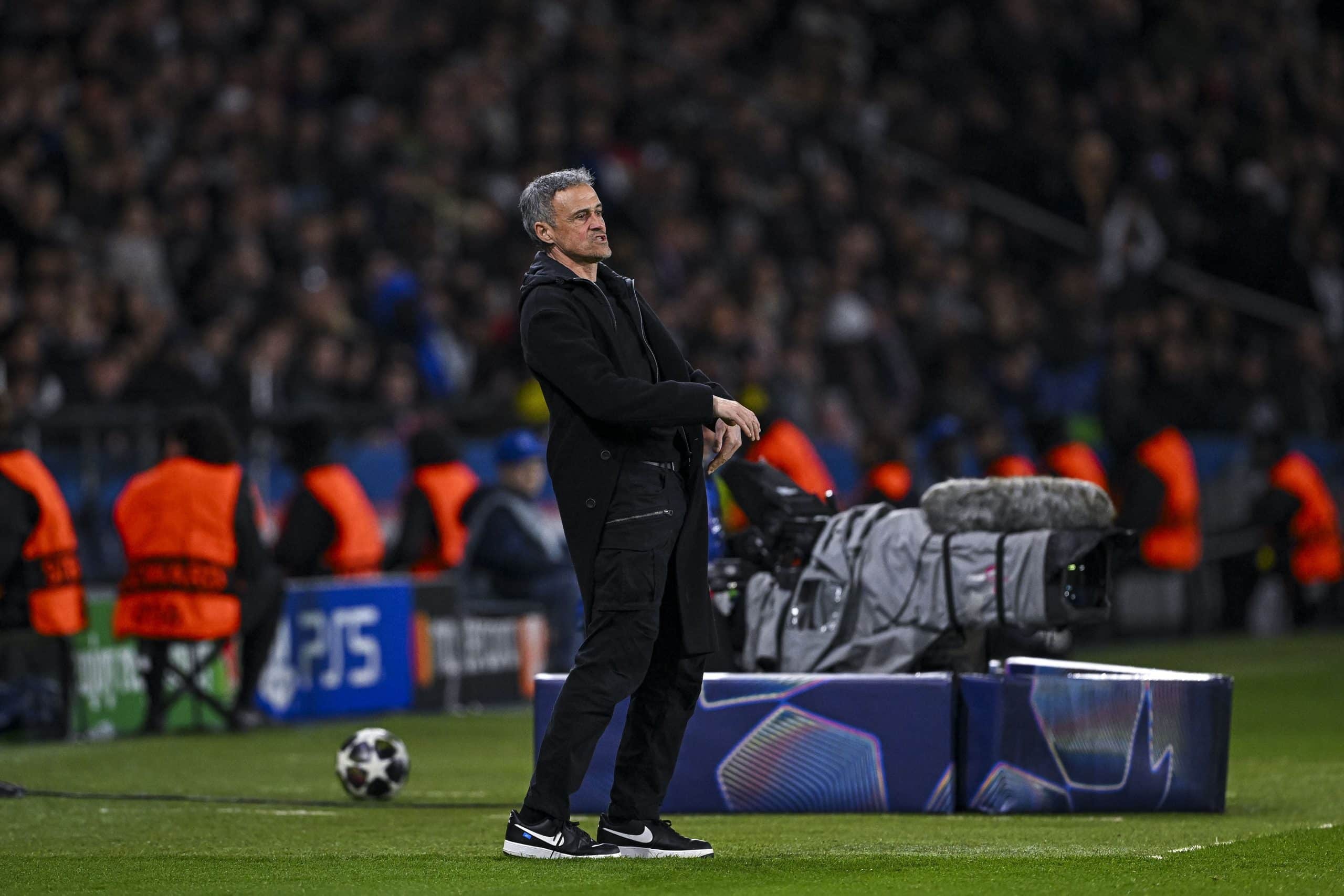 Luis Enrique déçu après une action manquée du PSG.