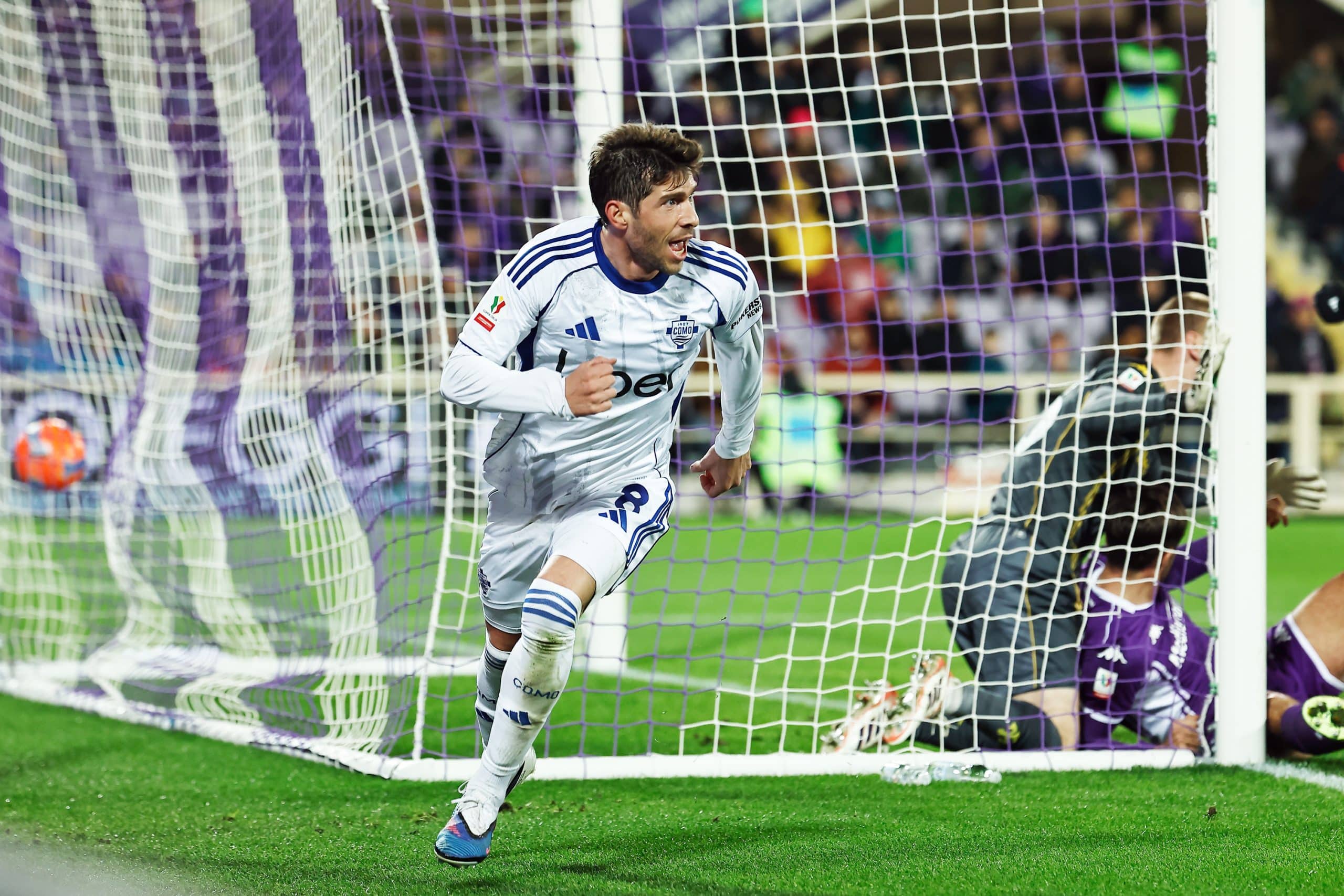 Sergi Roberto fêtant un but avec Côme contre la Fiorentina.