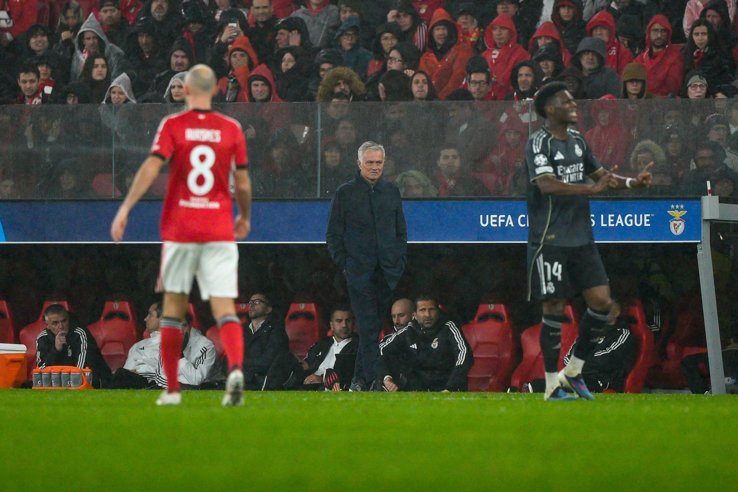 José Mourinho assistant depuis la touche au match entre le Benfica et le Real Madrid.