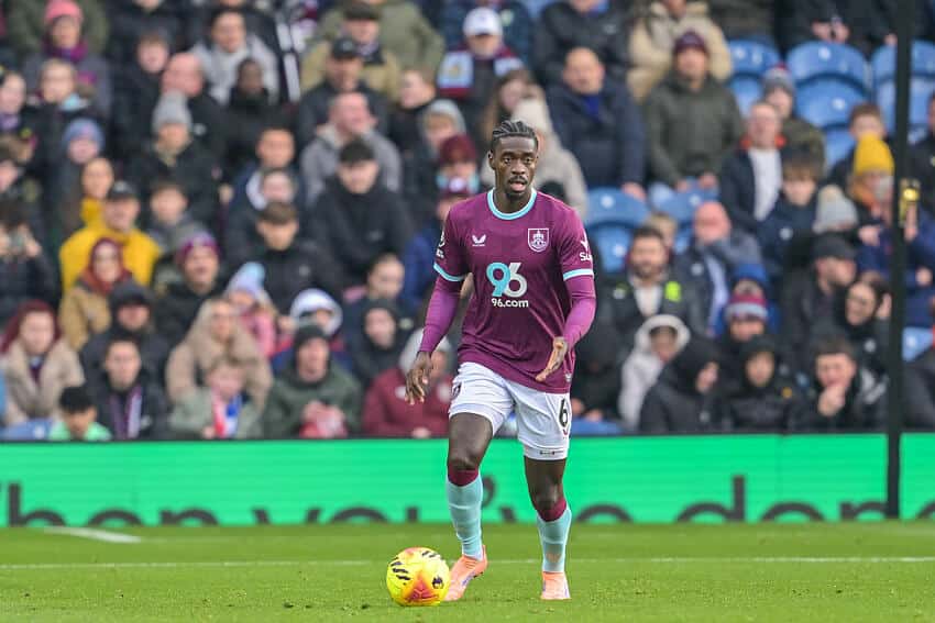 Axel Tuanzebe sous le maillot de Burnley