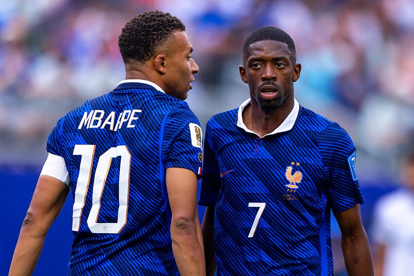 Kylian Mbappé et Ousmane Dembélé sous le maillot de l'équipe de France