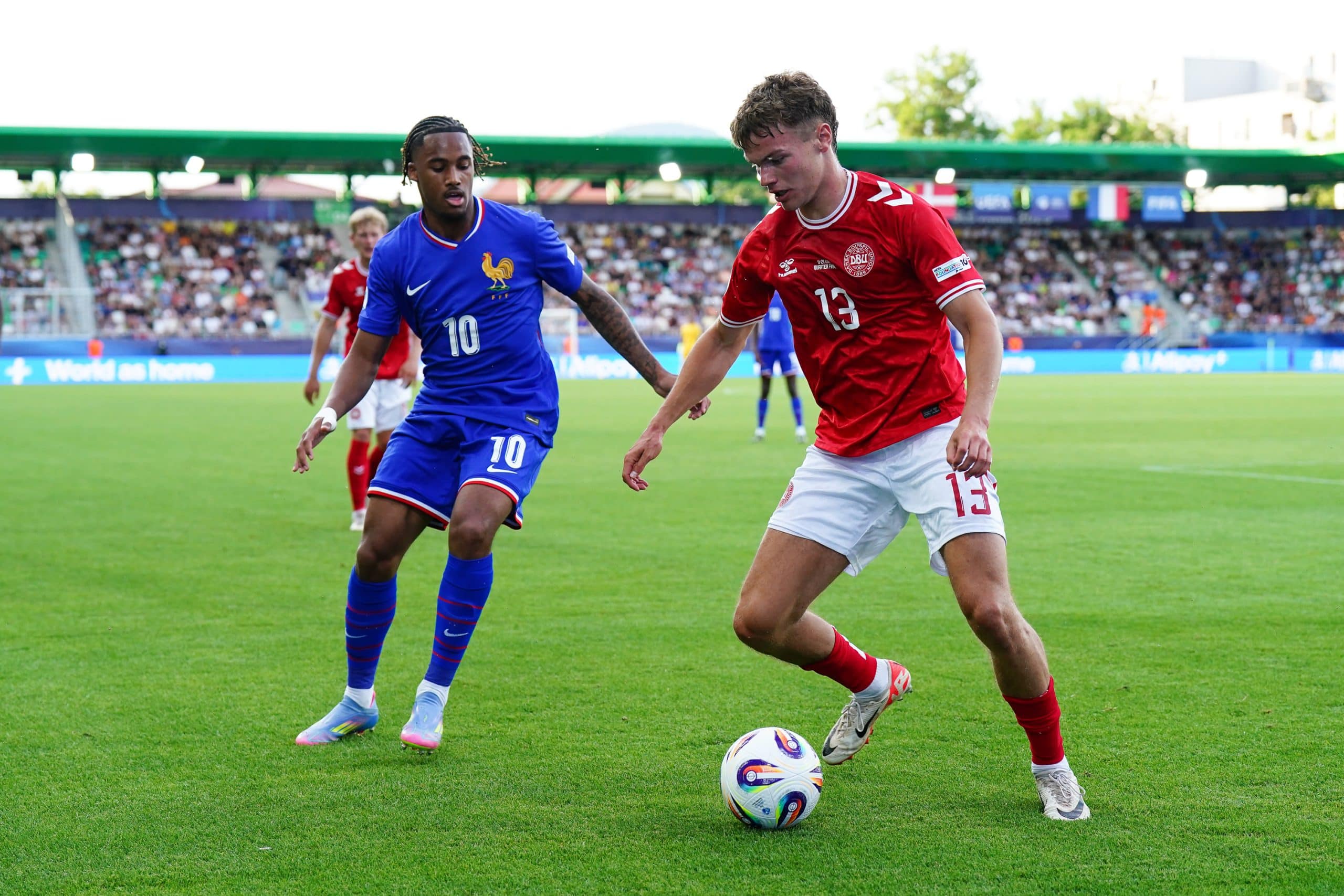 Victor Bak (à droite) avec la sélection U21 danoise