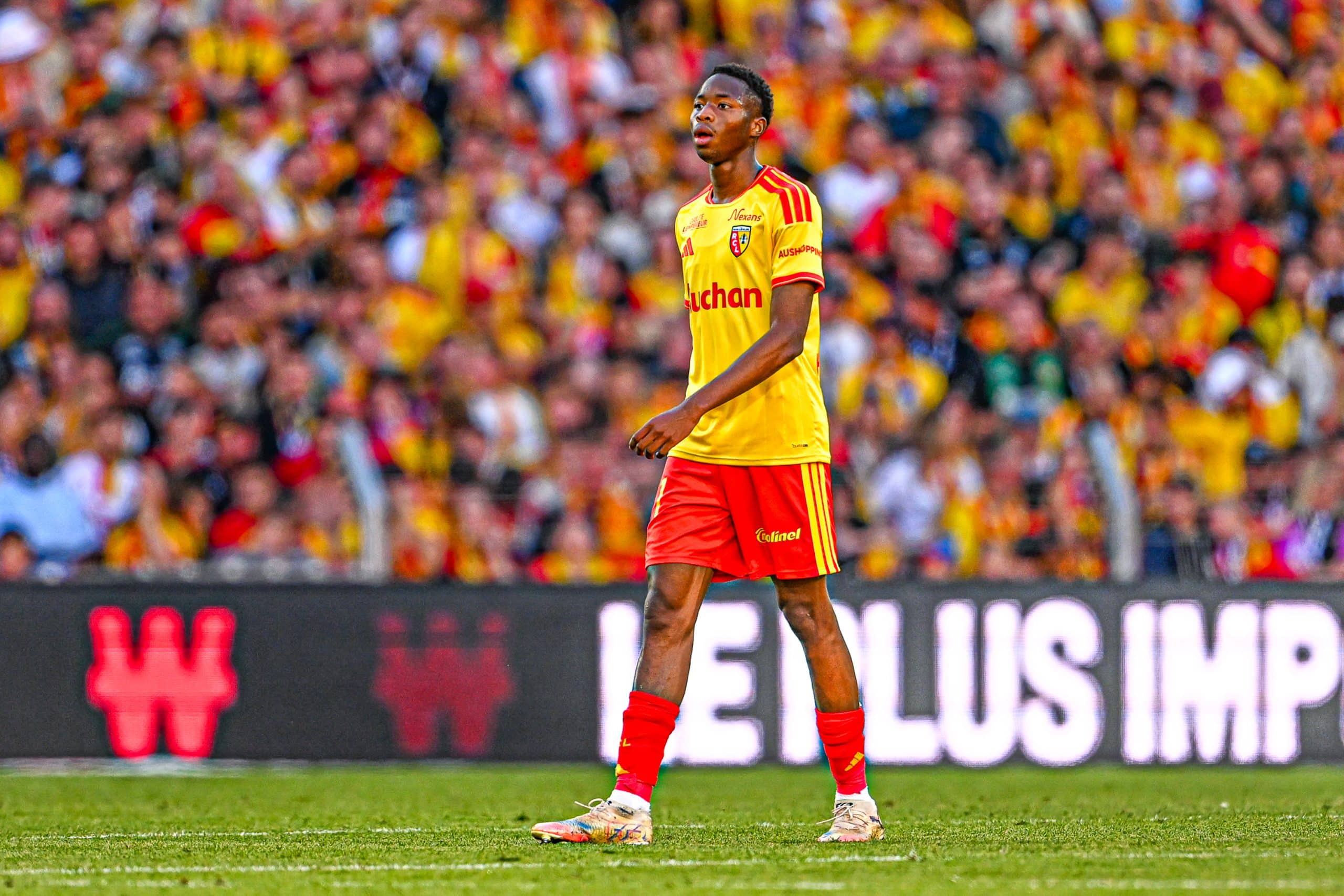 RC Lens : un nouveau coup dur frappe une défense déjà décimée !