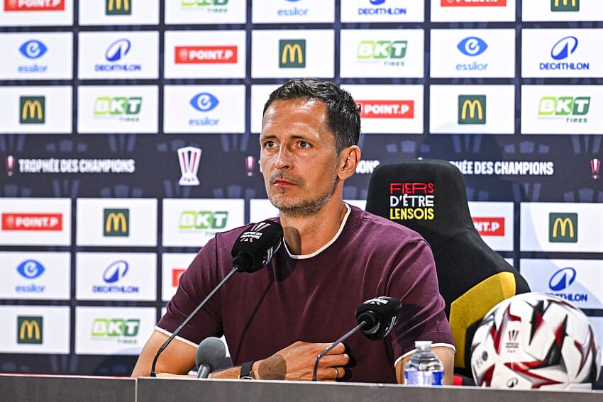 Dino Toppmöller en conférence de presse