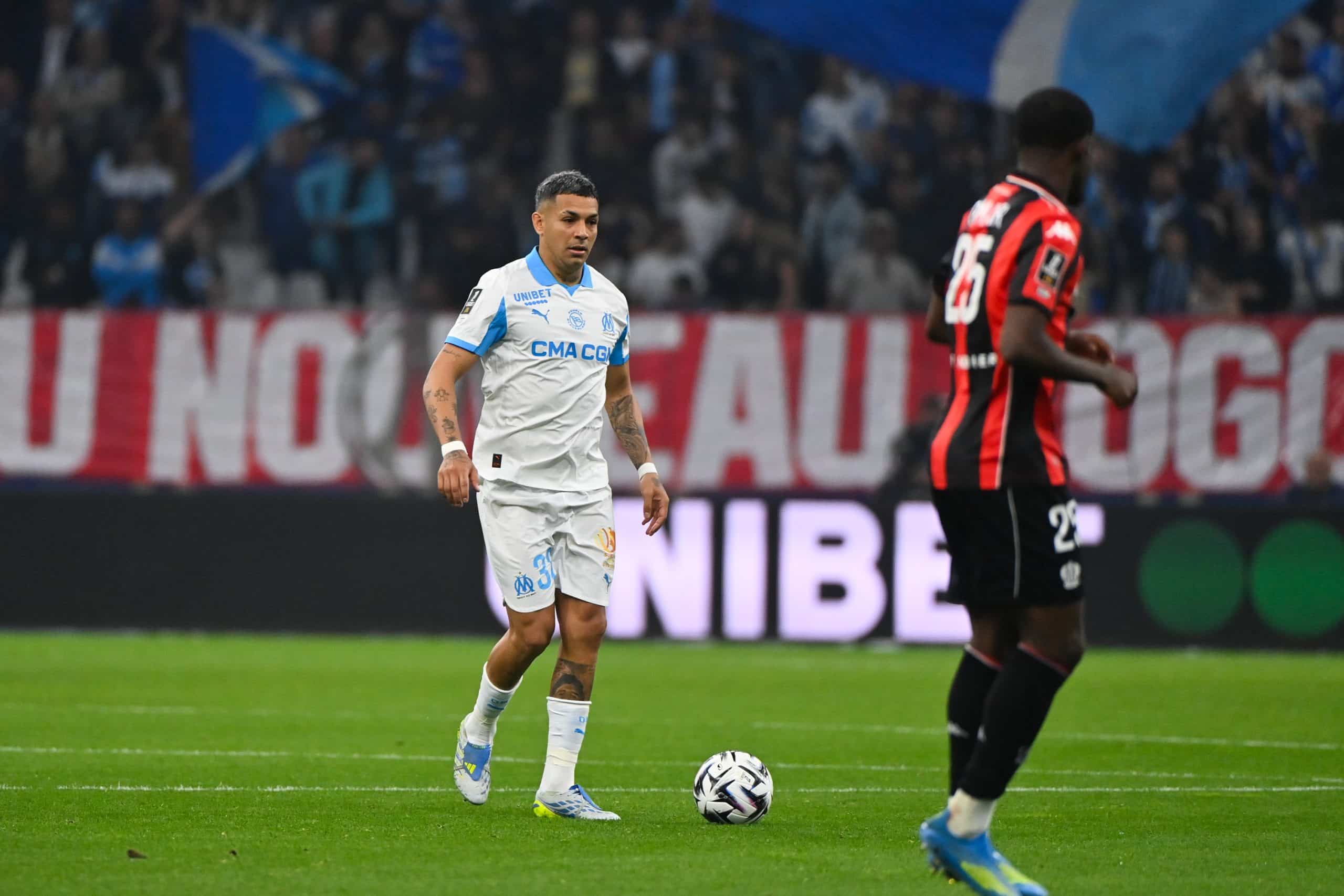 Facundo Medina balle au pied lors du match contre Nice.