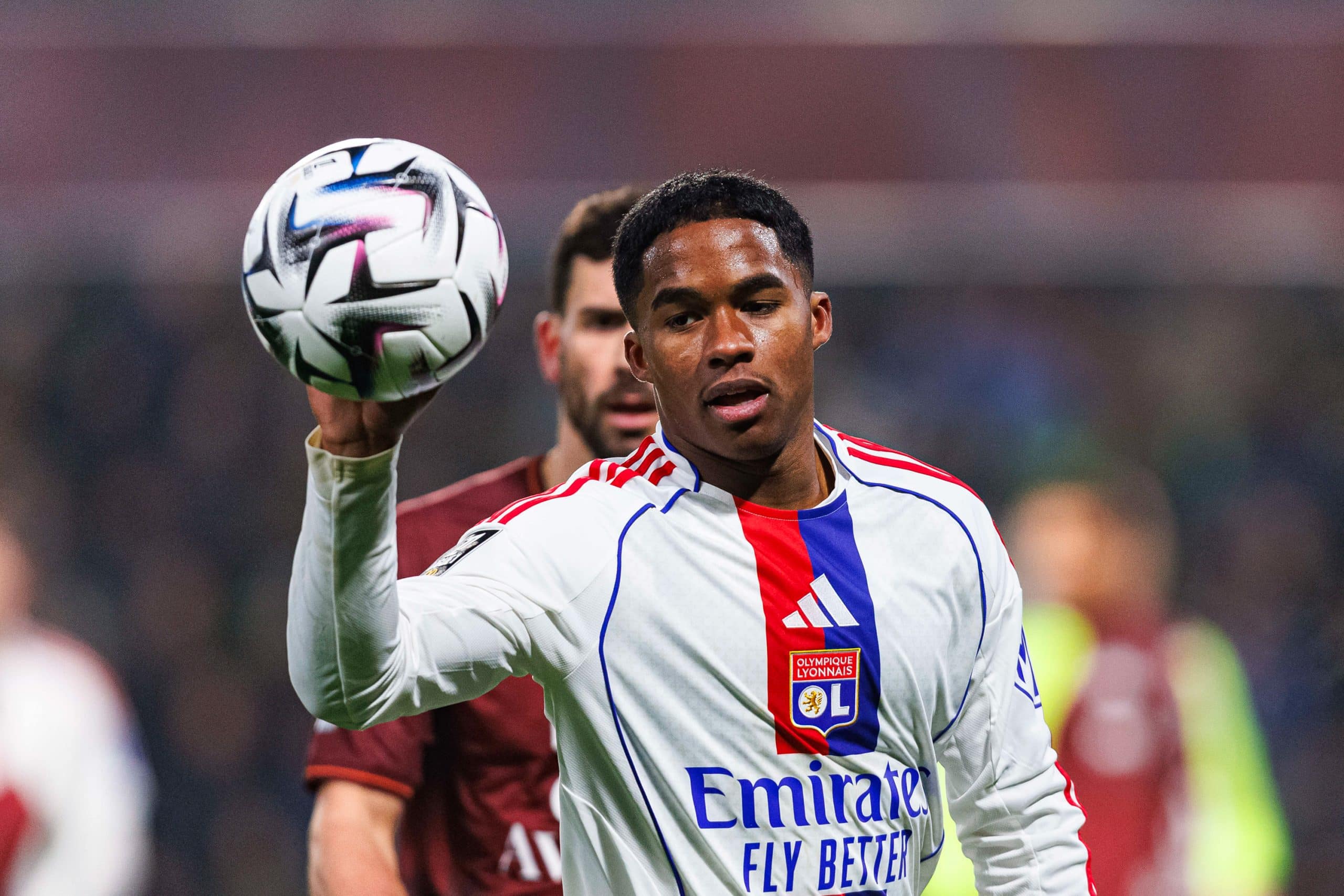 Endrick avec le ballon en main lors du match de l'OL à Metz.