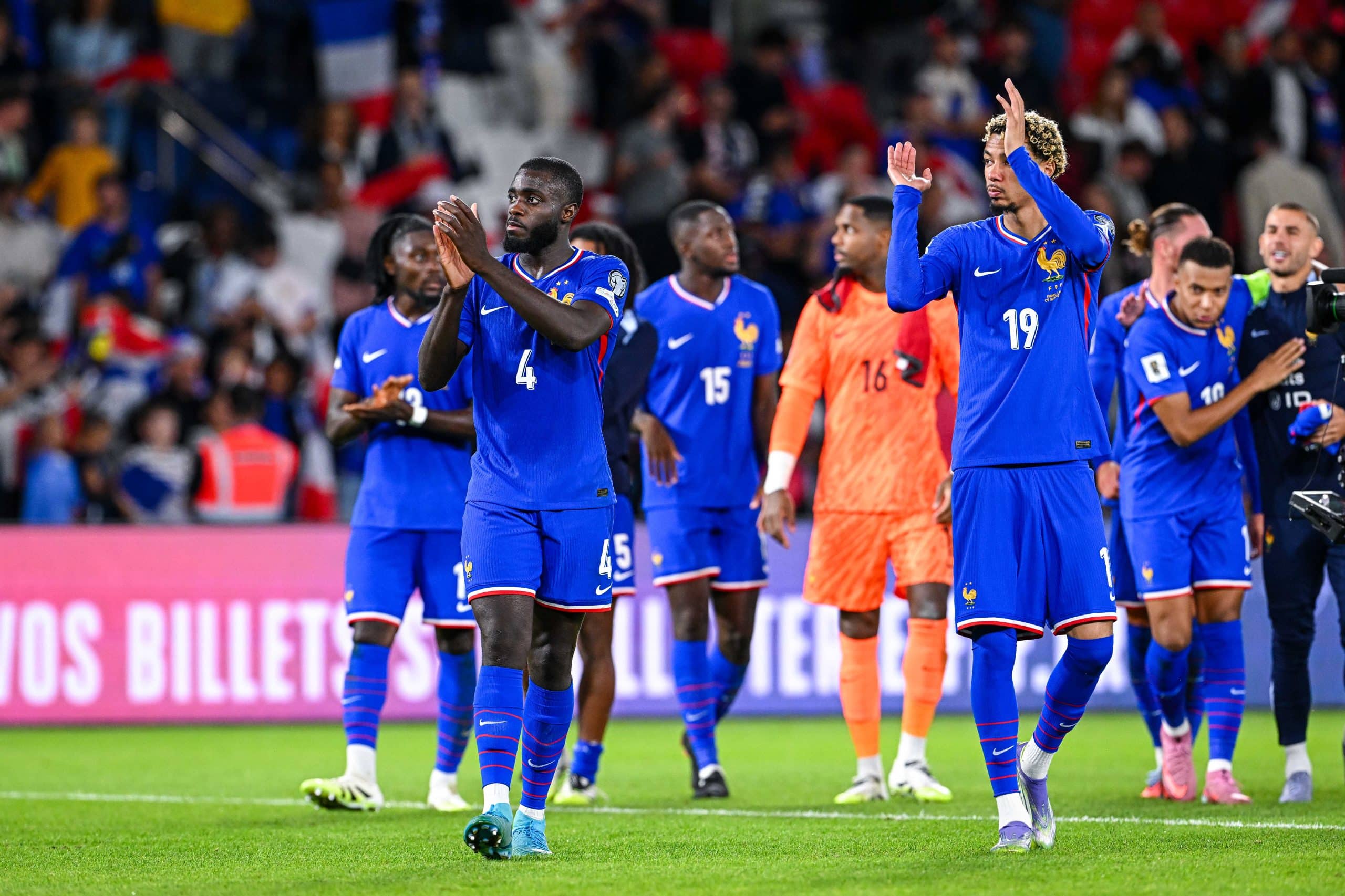 Les joueurs de l'équipe de France fêtant leur qualification pour la Coupe du monde 2026.