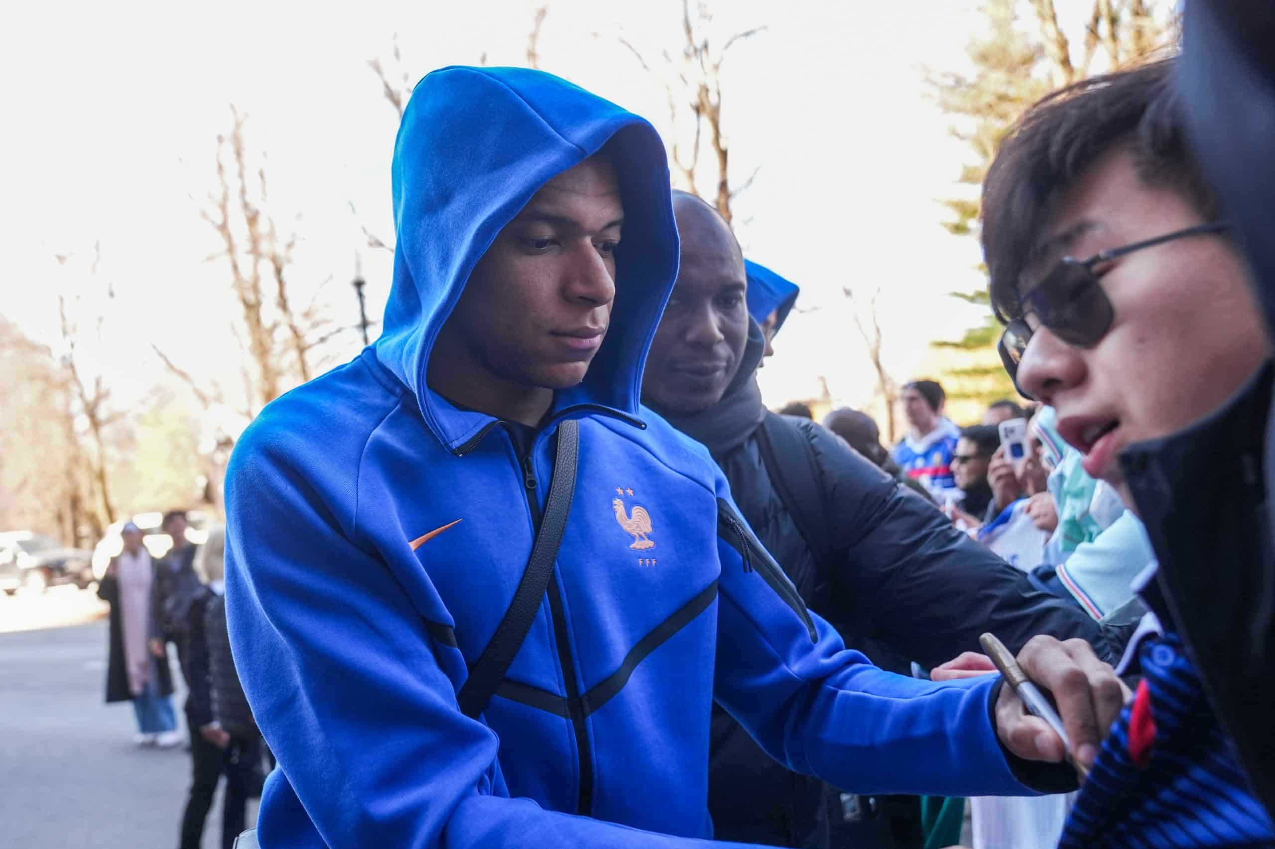 Kylian Mbappé signant des autographes aux Etats-Unis.