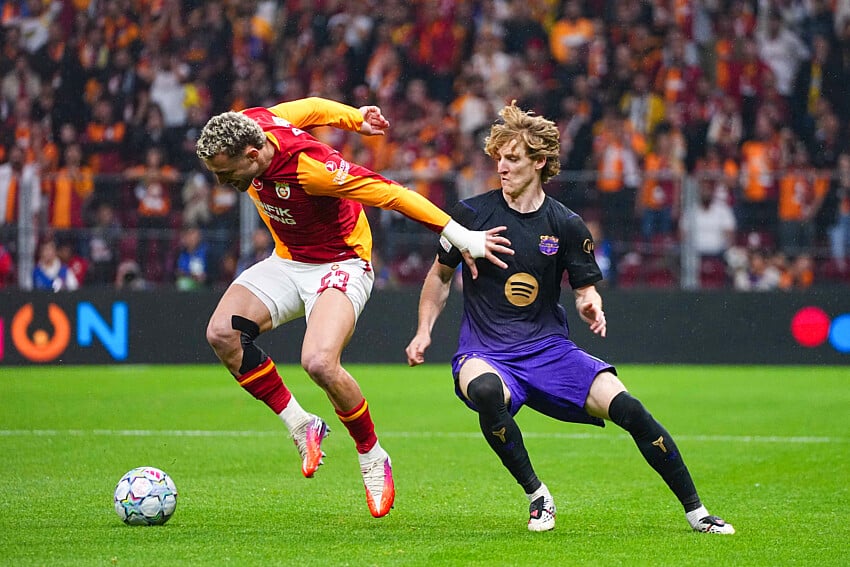 Anthony Gordon lors de Galatasaray - Barça