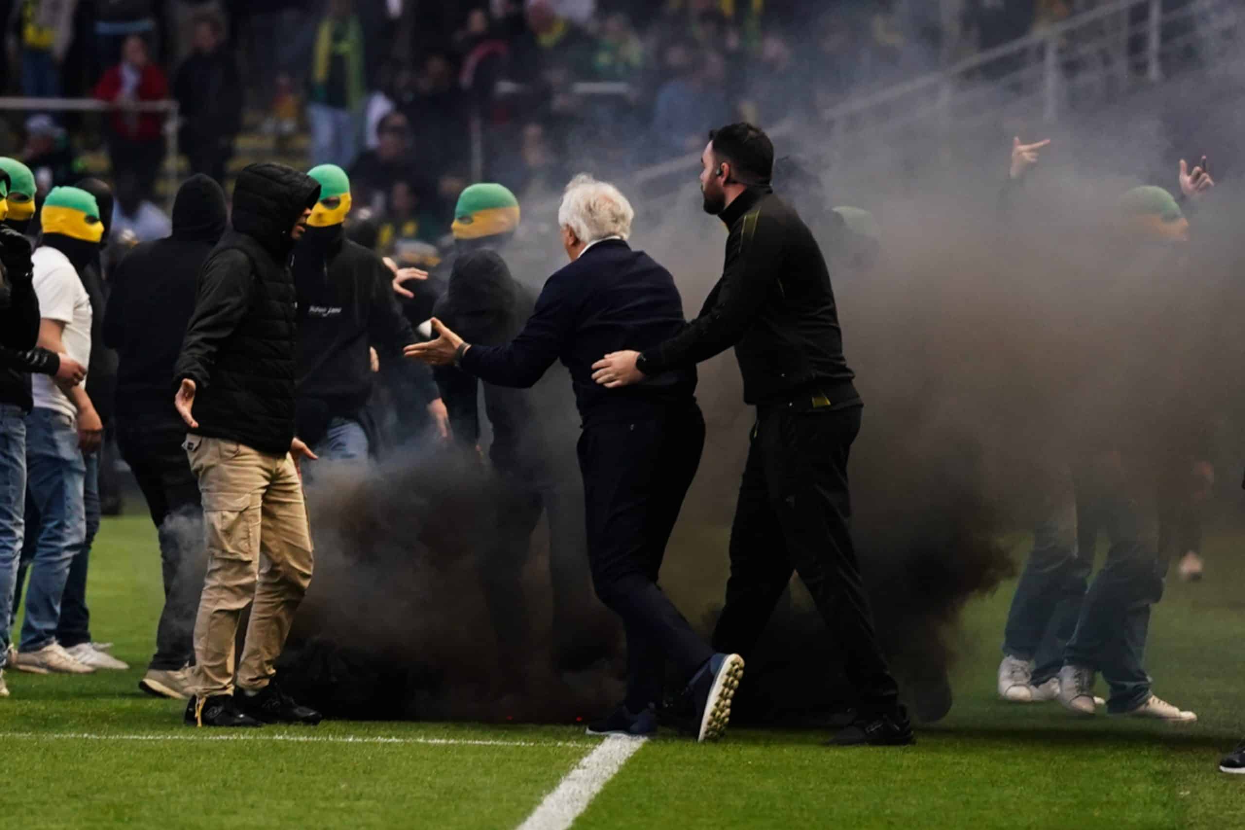Vahid Halilhodzic lors de l'envahissement de terrain des supporters nantais
