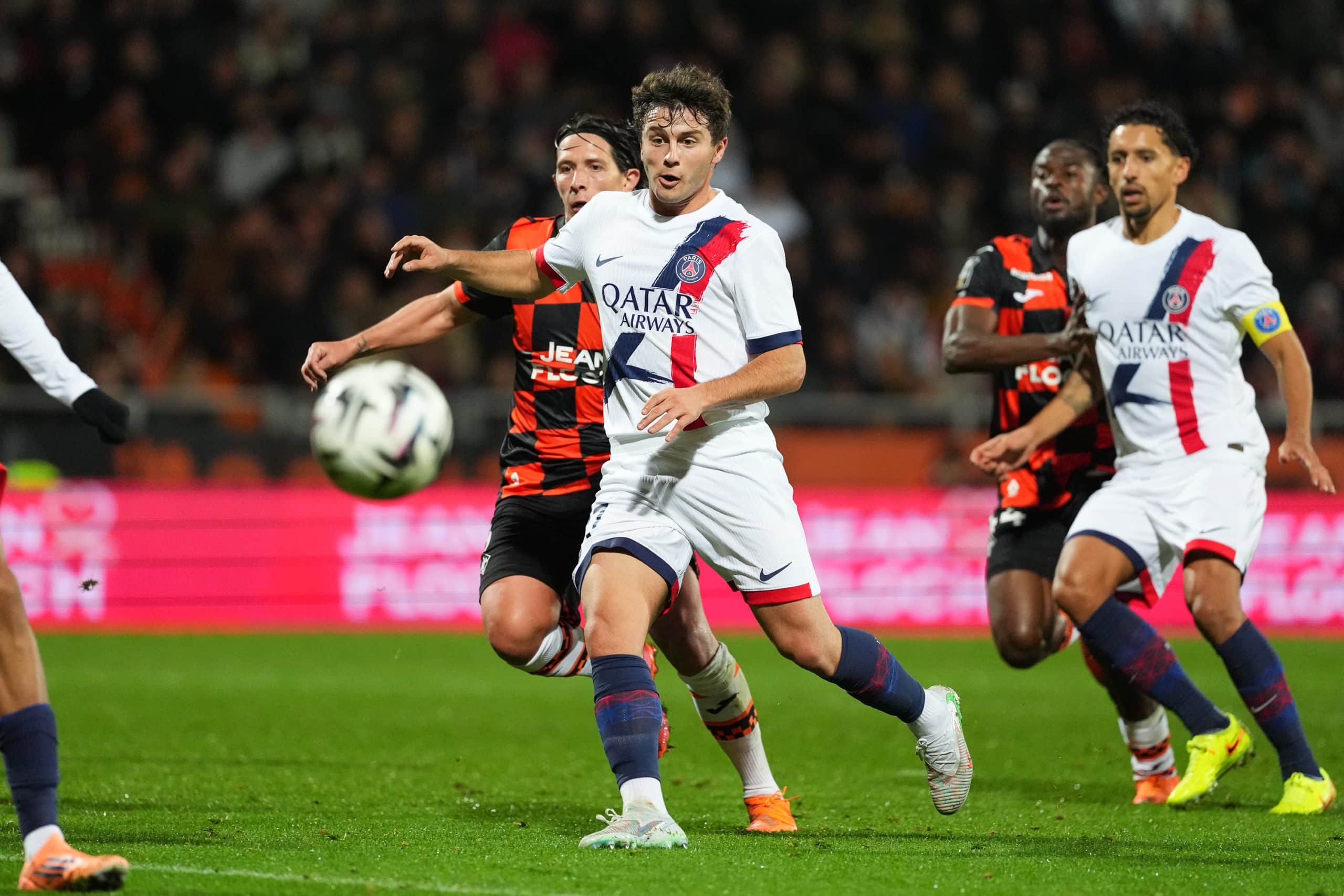 Joao Neves au duel avec Laurent Abergel lors du match aller entre Lorient et le PSG