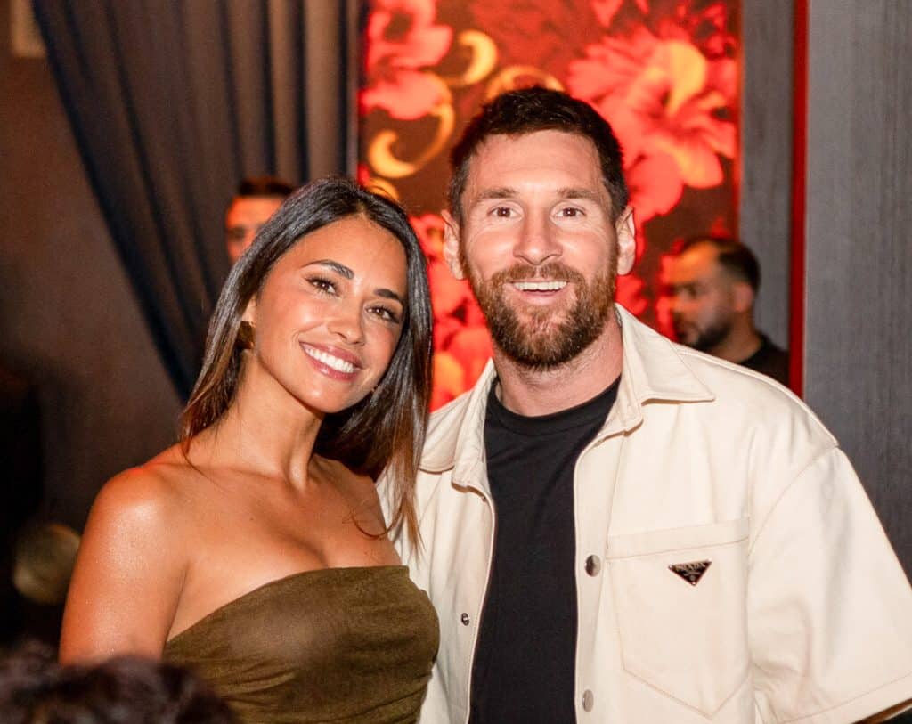 FC Barcelone : Antonella Roccuzzo met le feu avec un micro bikini