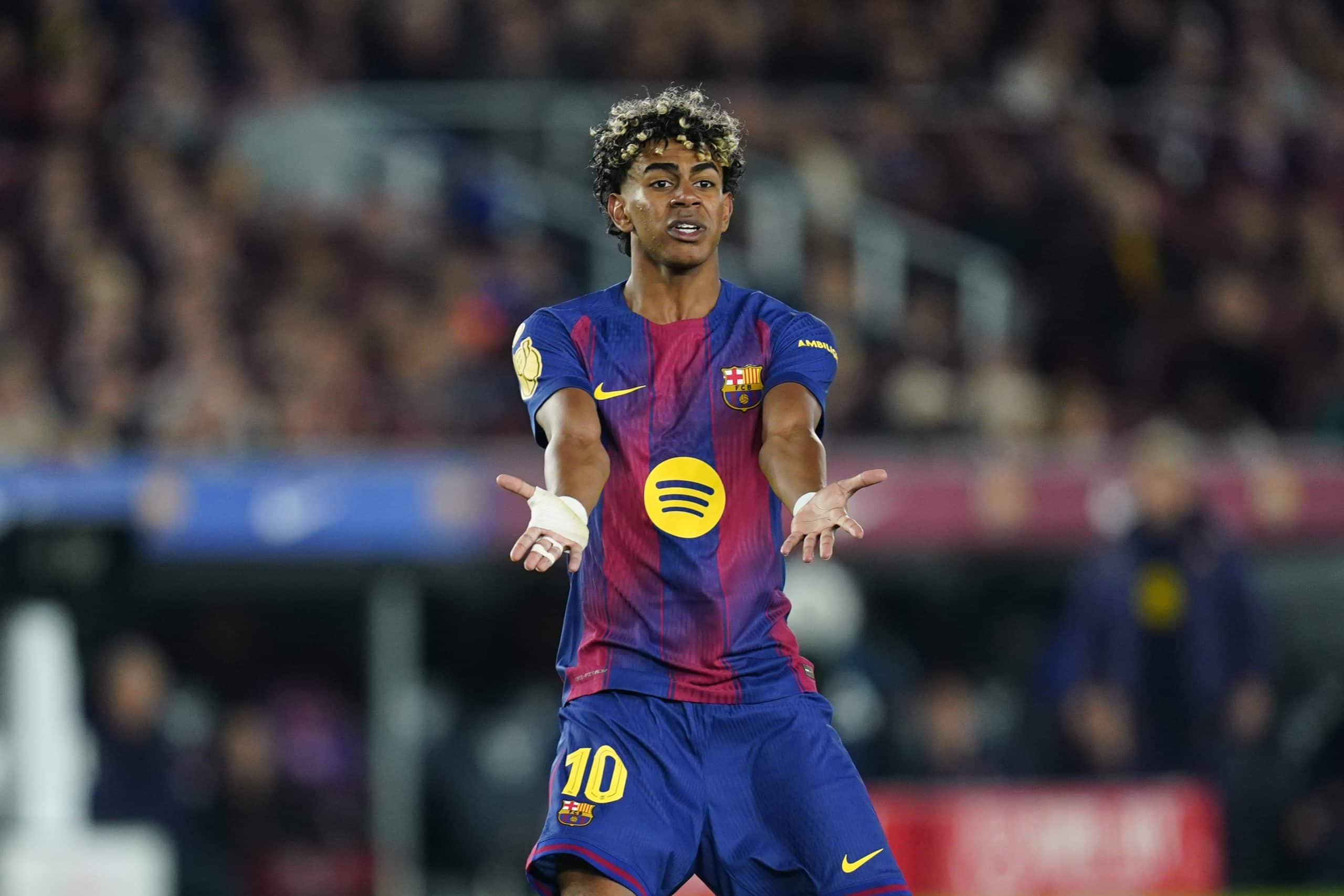 Lamine Yamal se plaignant d'une décision arbitrale contre l'Atlético Madrid.