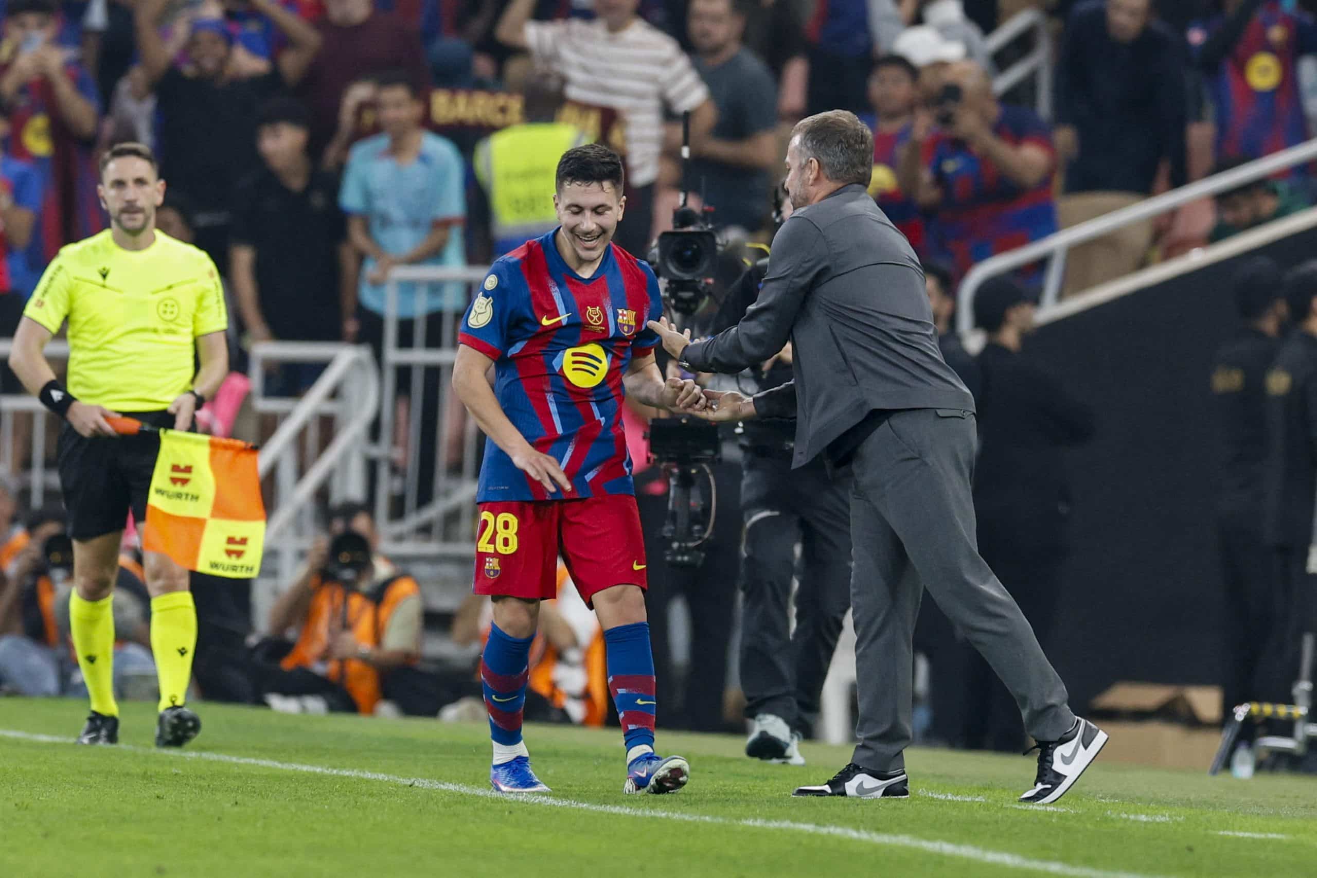 Roony Bardghji félicité par Hansi Flick après son match contre l'Athletic Bilbao.