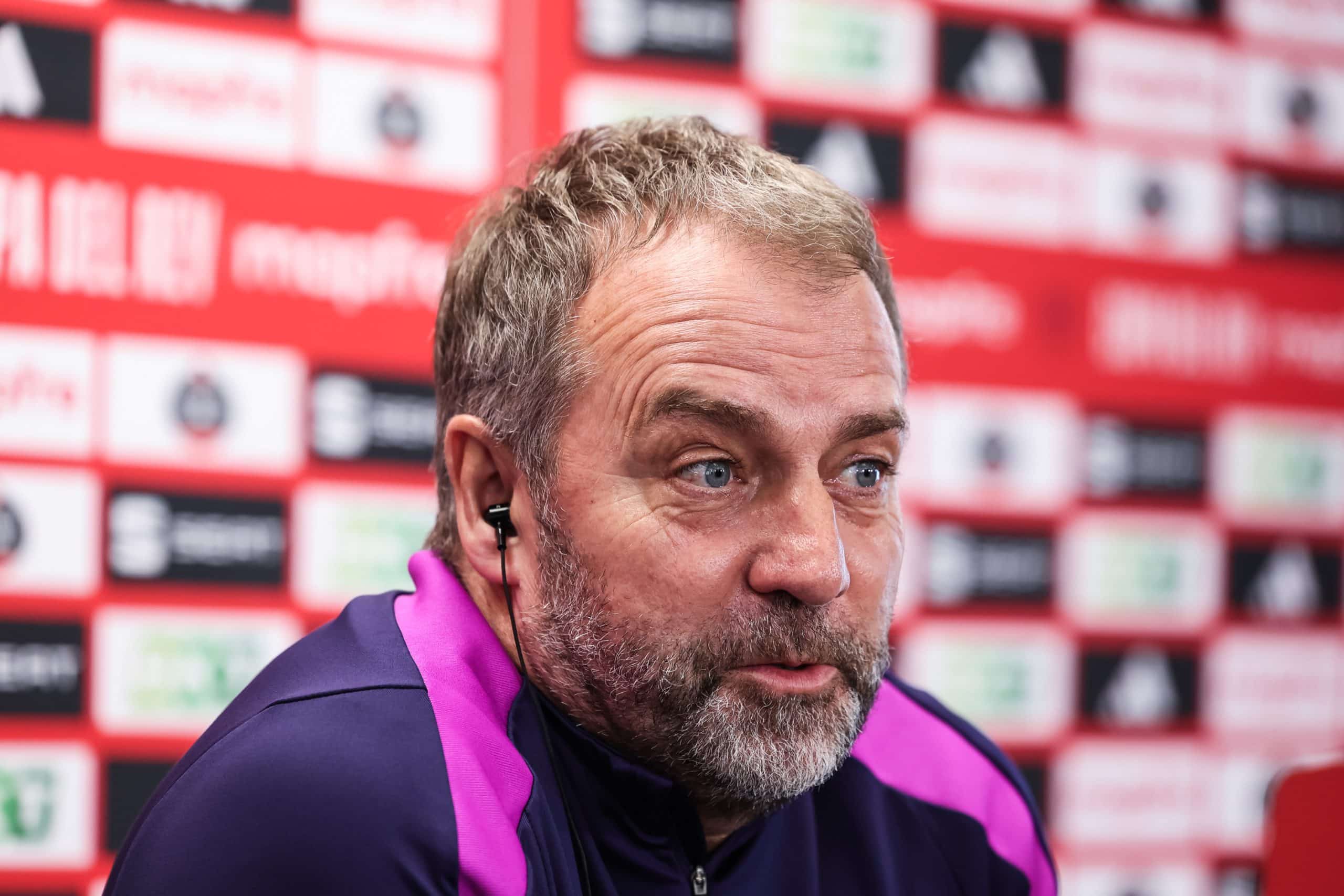 L'entraîneur du FC Barcelone, Hansi Flick, en conférence de presse.