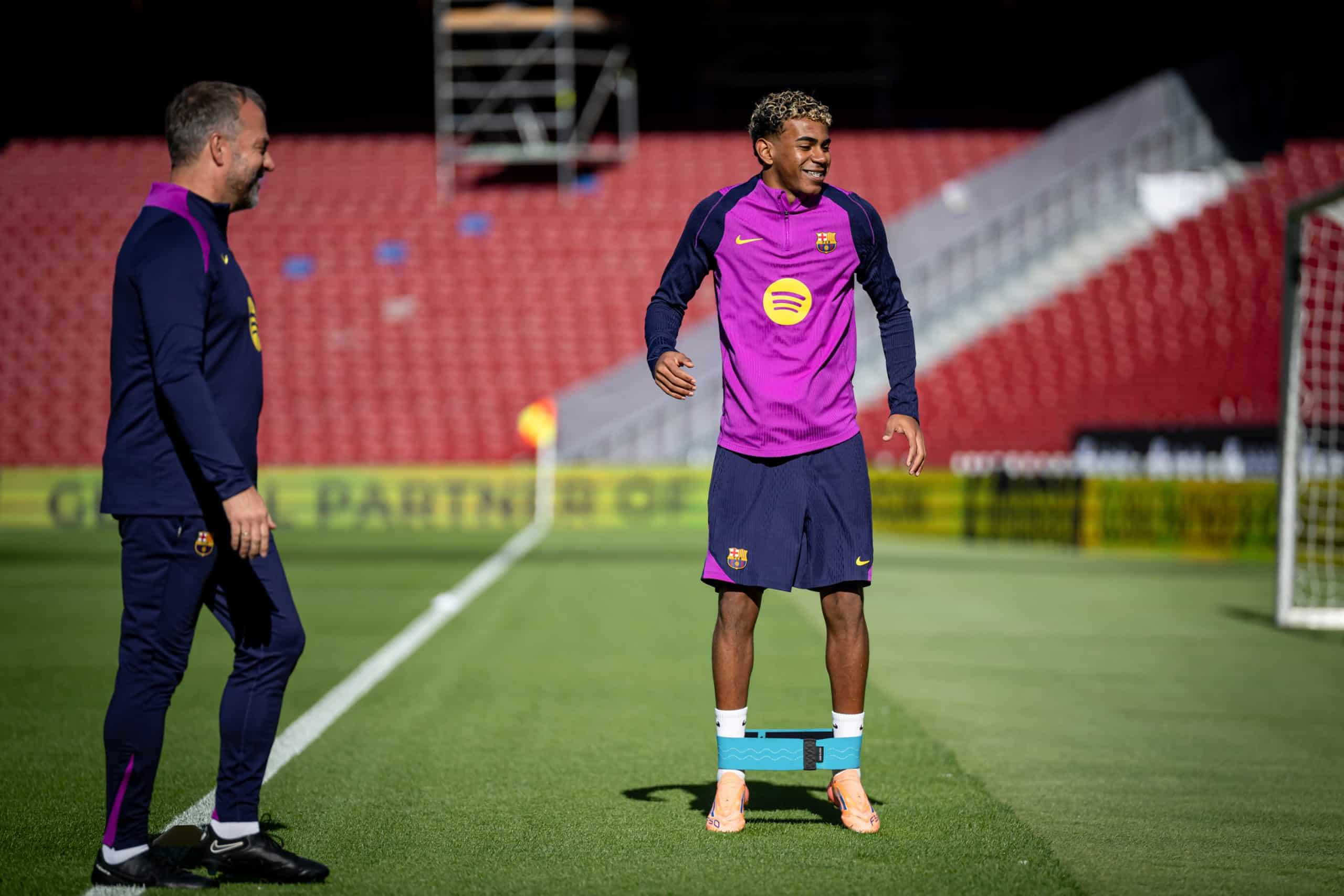Hansi Flick et Lamine Yamal lors d'un entraînement du FC Barcelone.