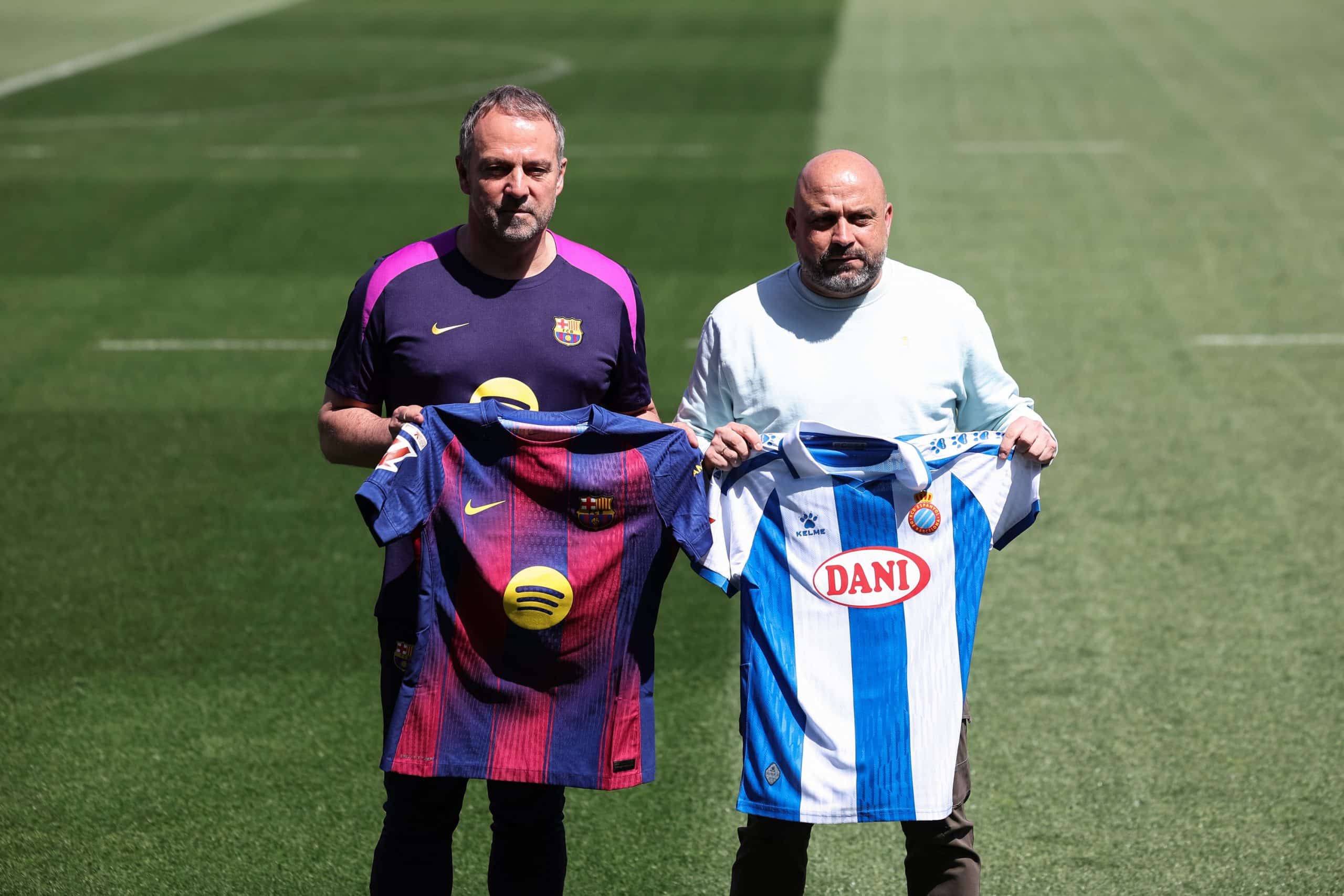 Hansi Flick avec son homologue de l'Espanyol, Manolo Gonzalez, avant le derby.