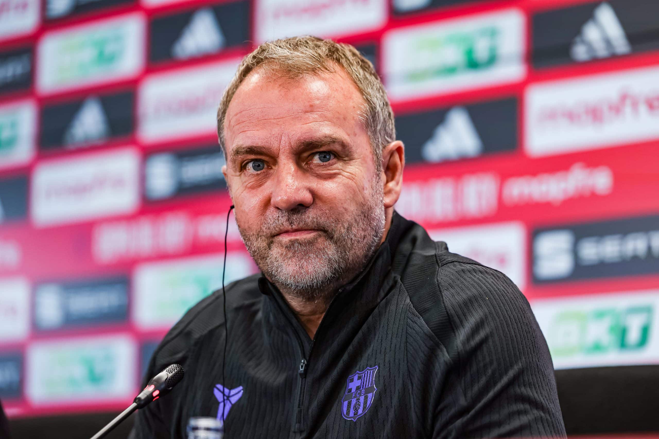 Hansi Flick lors de la conférence de presse avant la demi-finale aller de Coupe du Roi contre l'Atlético Madrid.
