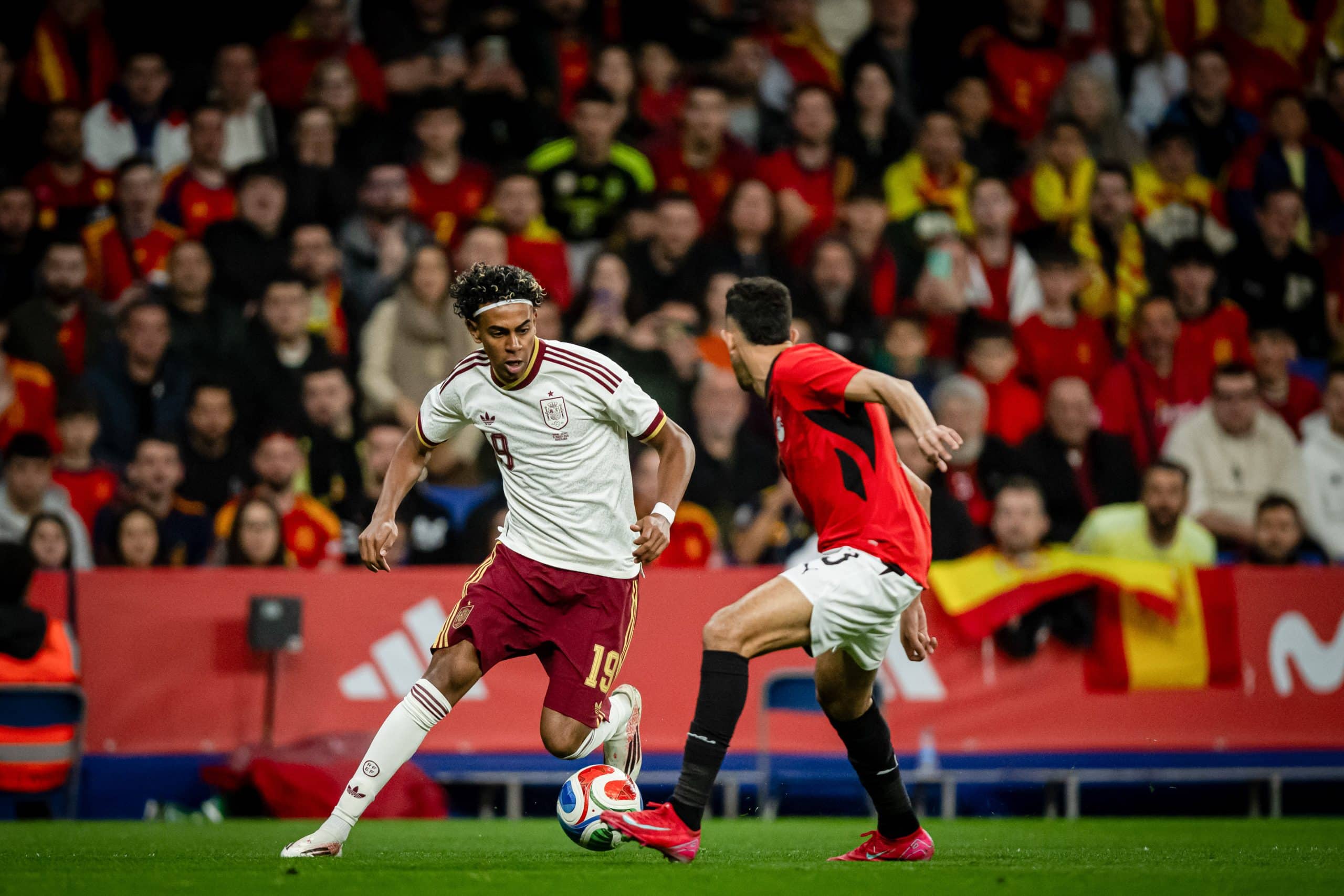 Lamine Yamal dribblant un adversaire lors du match entre l'Espagne et l'Egypte.
