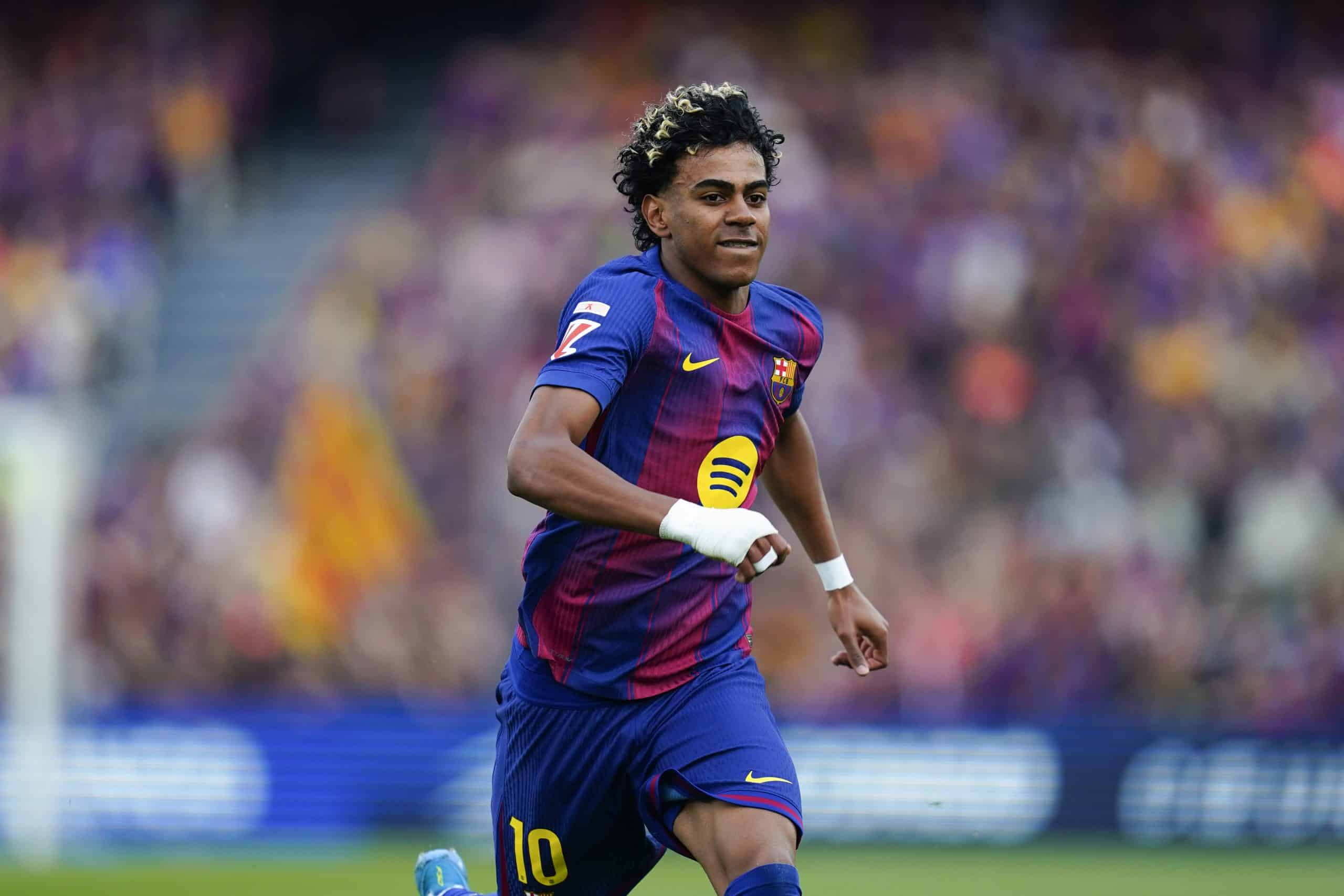 Lamine Yamal en plein sprint lors du derby de Barcelone.
