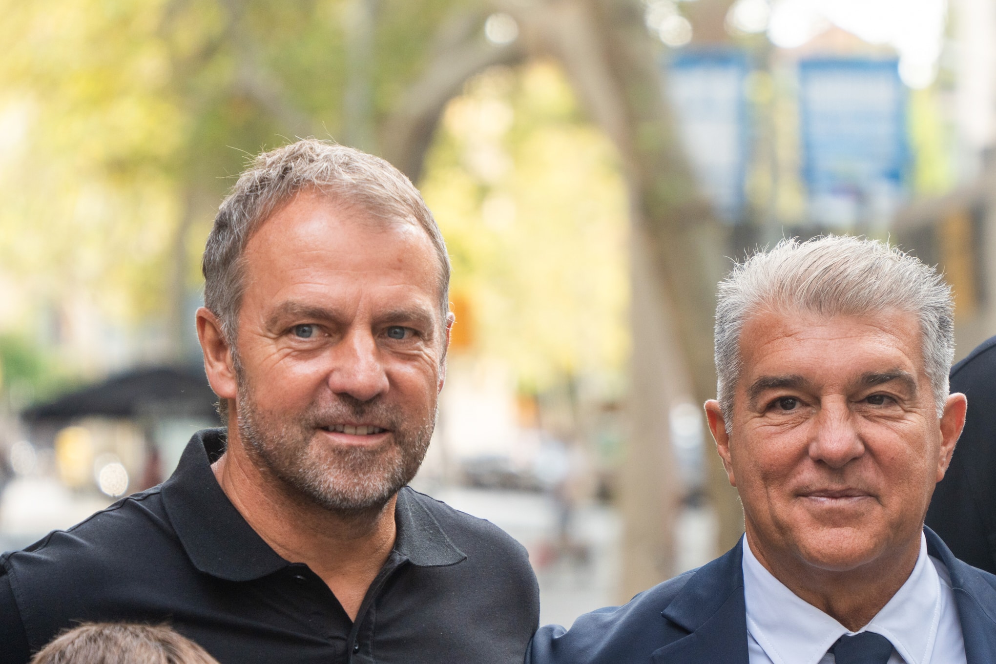 Hansi Flick et Joan Laporta lors d'une cérémonie à Barcelone.