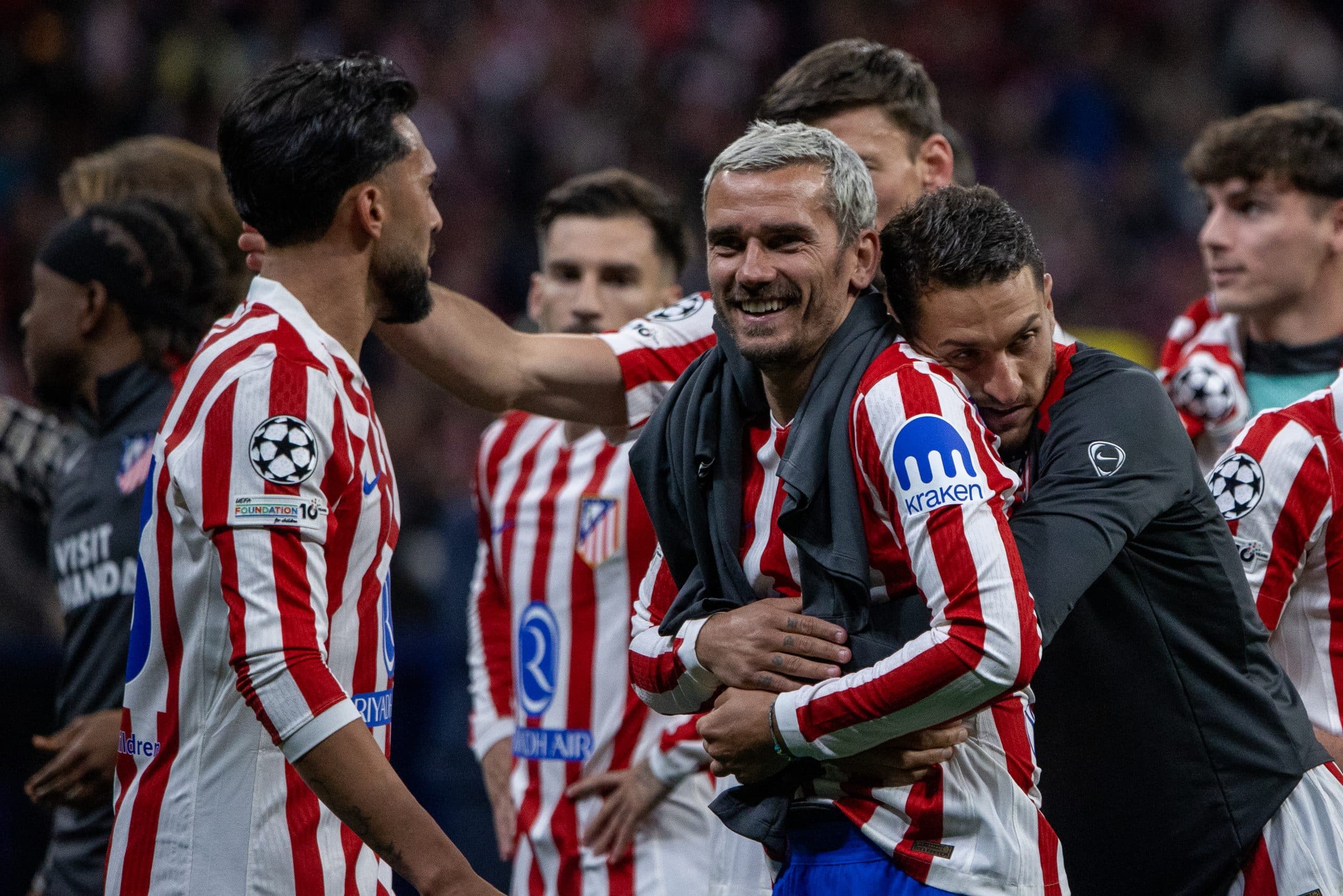 Antoine Griezmann et les joueurs de l'Atlético fêtant leur qualification.