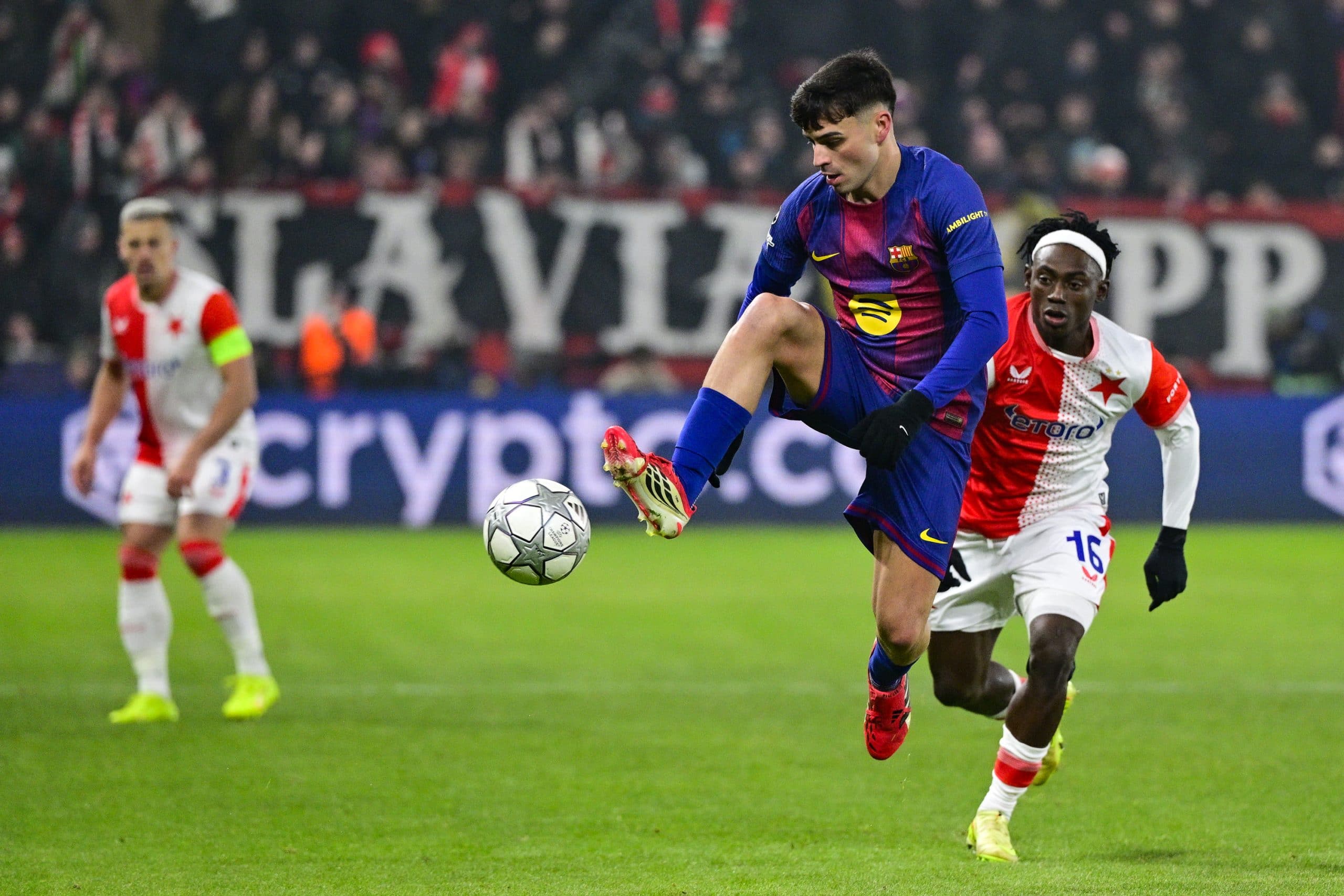 Pedri en action lors du match contre le Slavia Prague.