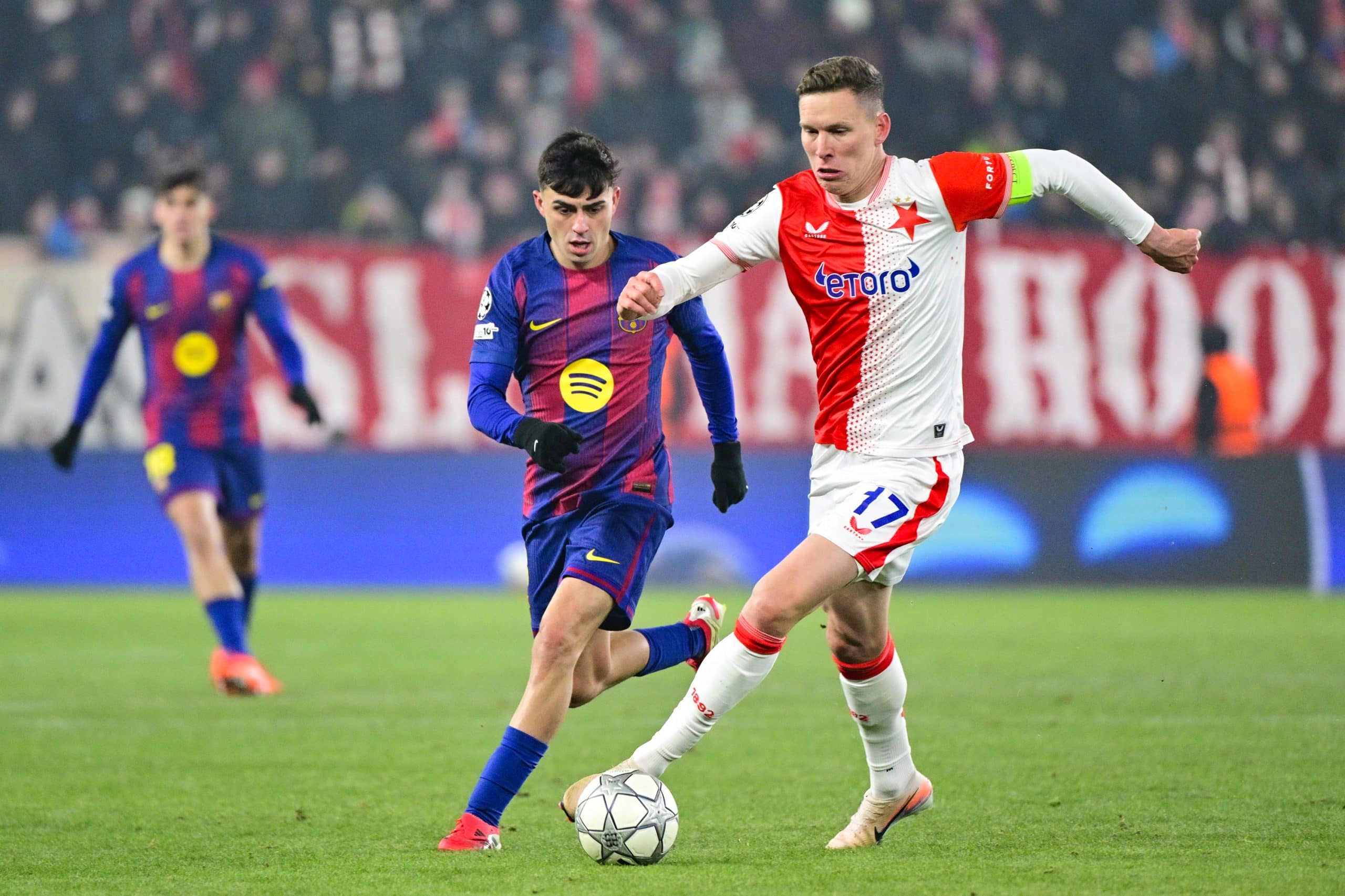 Pedri courant après un adversaire lors de Slavia Prague-FC Barcelone.