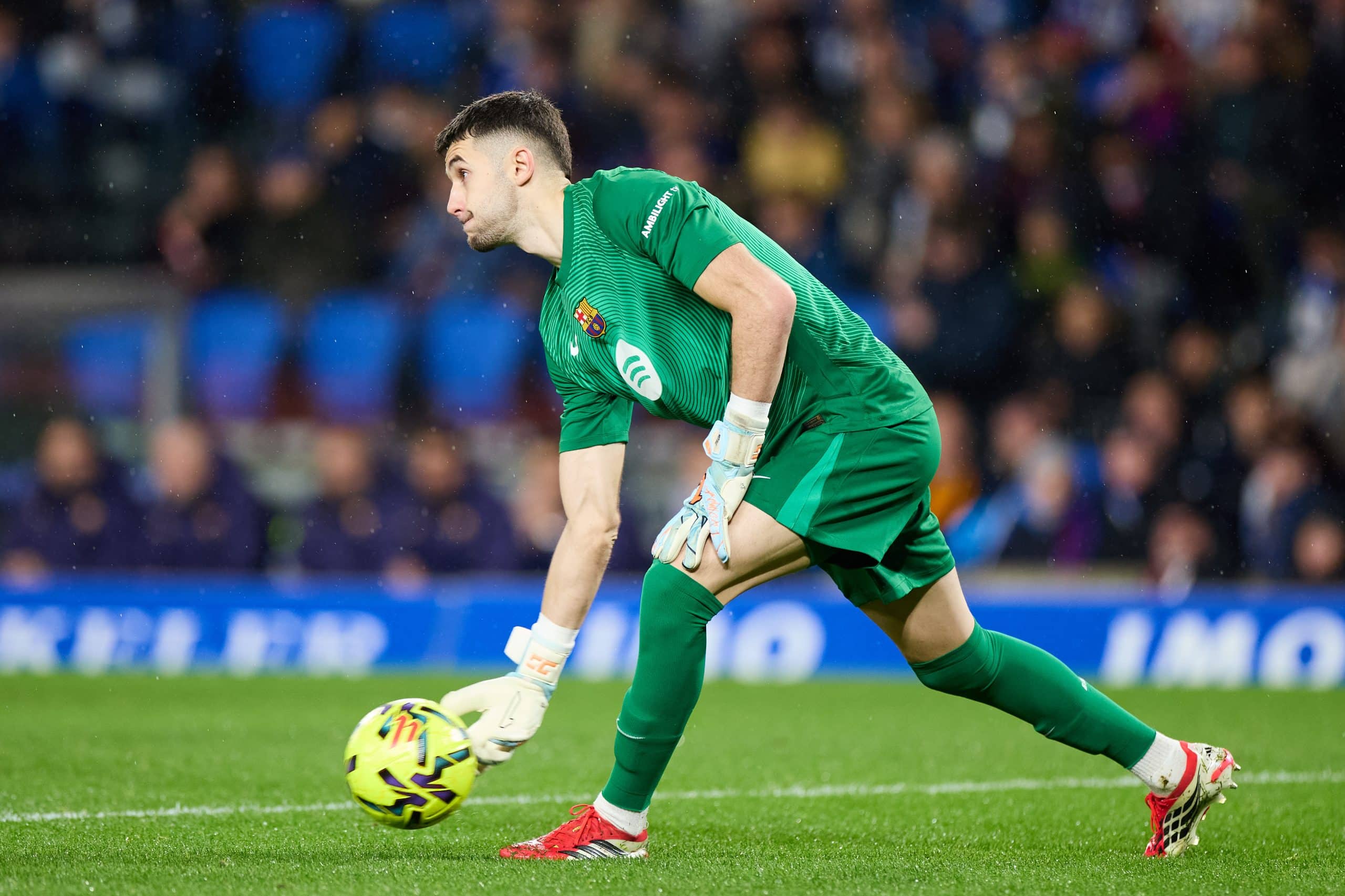 Joan Garcia relançant le ballon de la main lors d'un match du FC Barcelone.