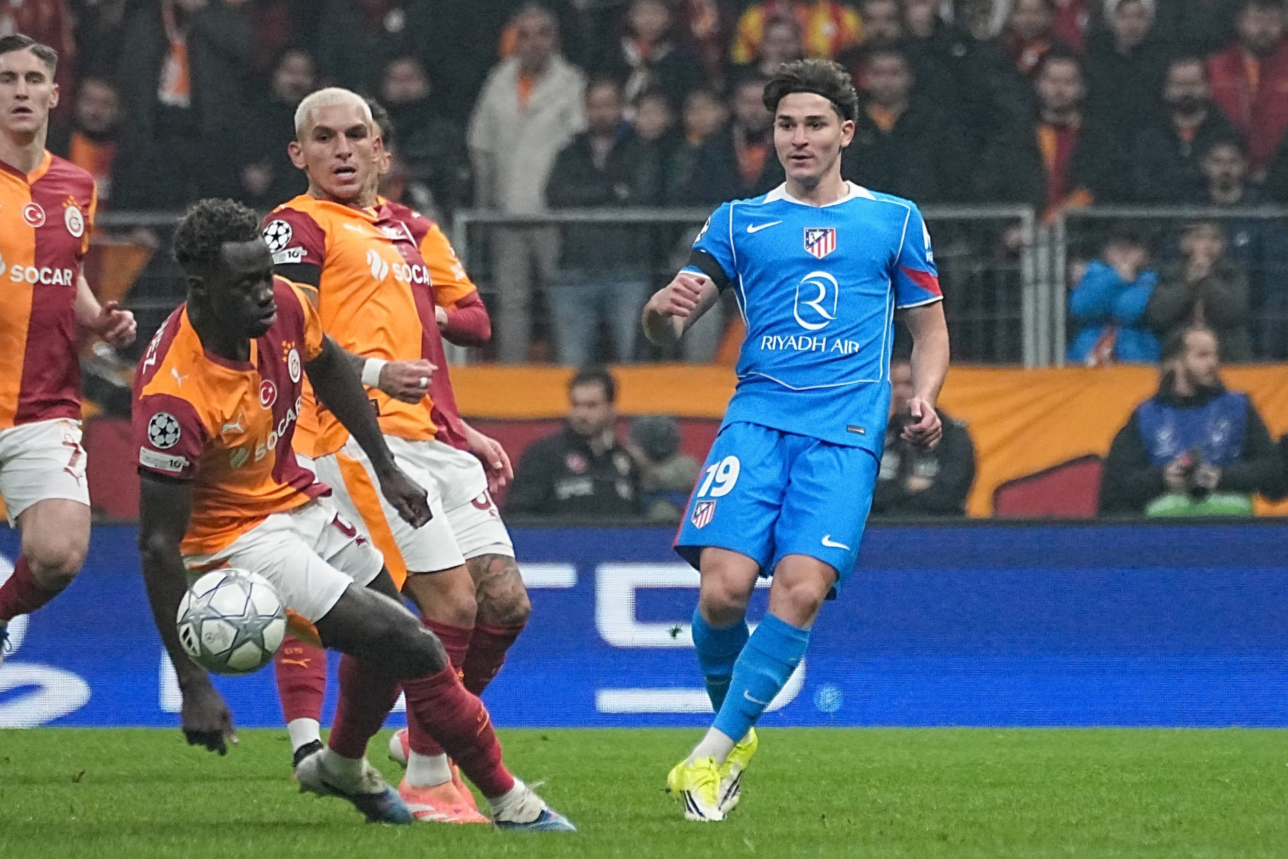 Julian Alvarez tirant au but lors de Galatasaray-Atlético Madrid.