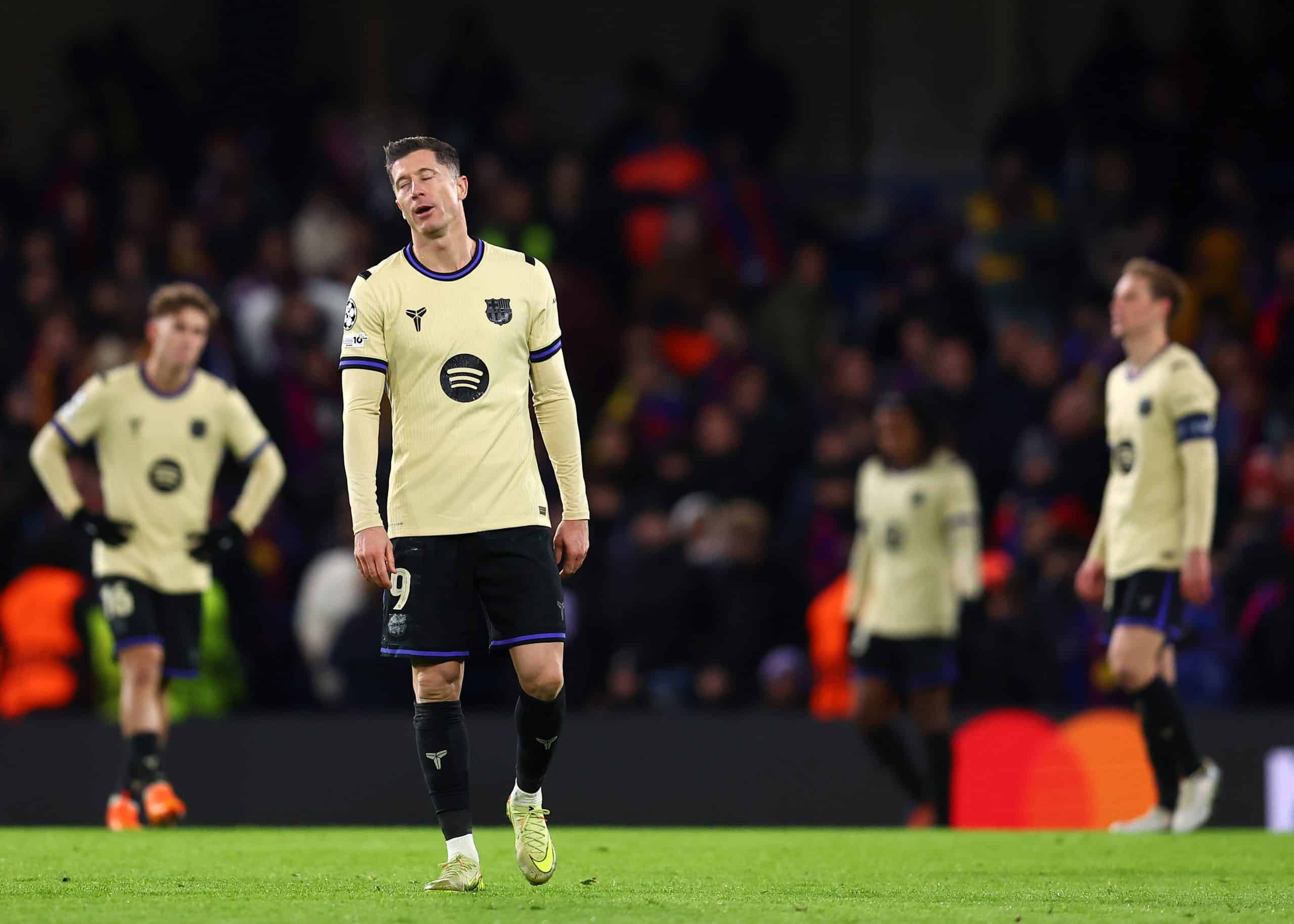 Robert Lewandowski déçu après un but encaissé du FC Barcelone.