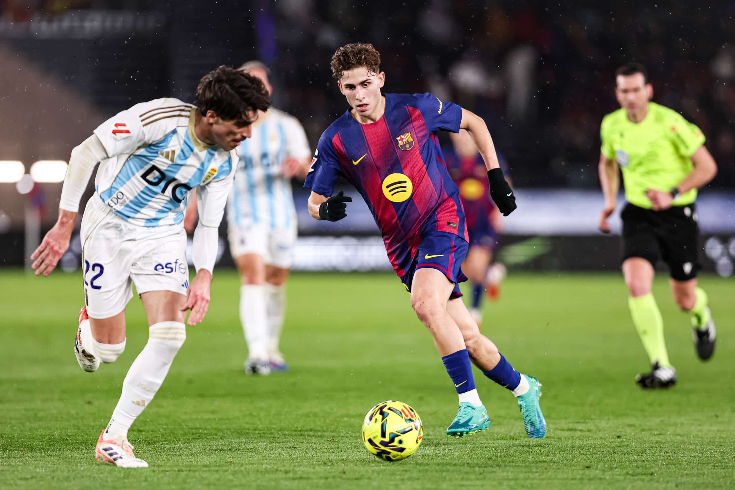 Fermin percutant lors du match entre le FC Barcelone et Oviedo.
