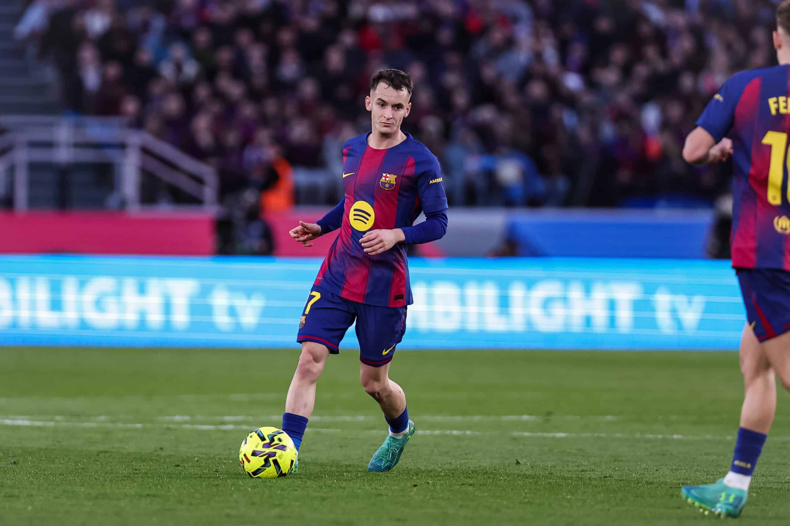 Marc Casado, ballon au pied, avec le FC Barcelone.