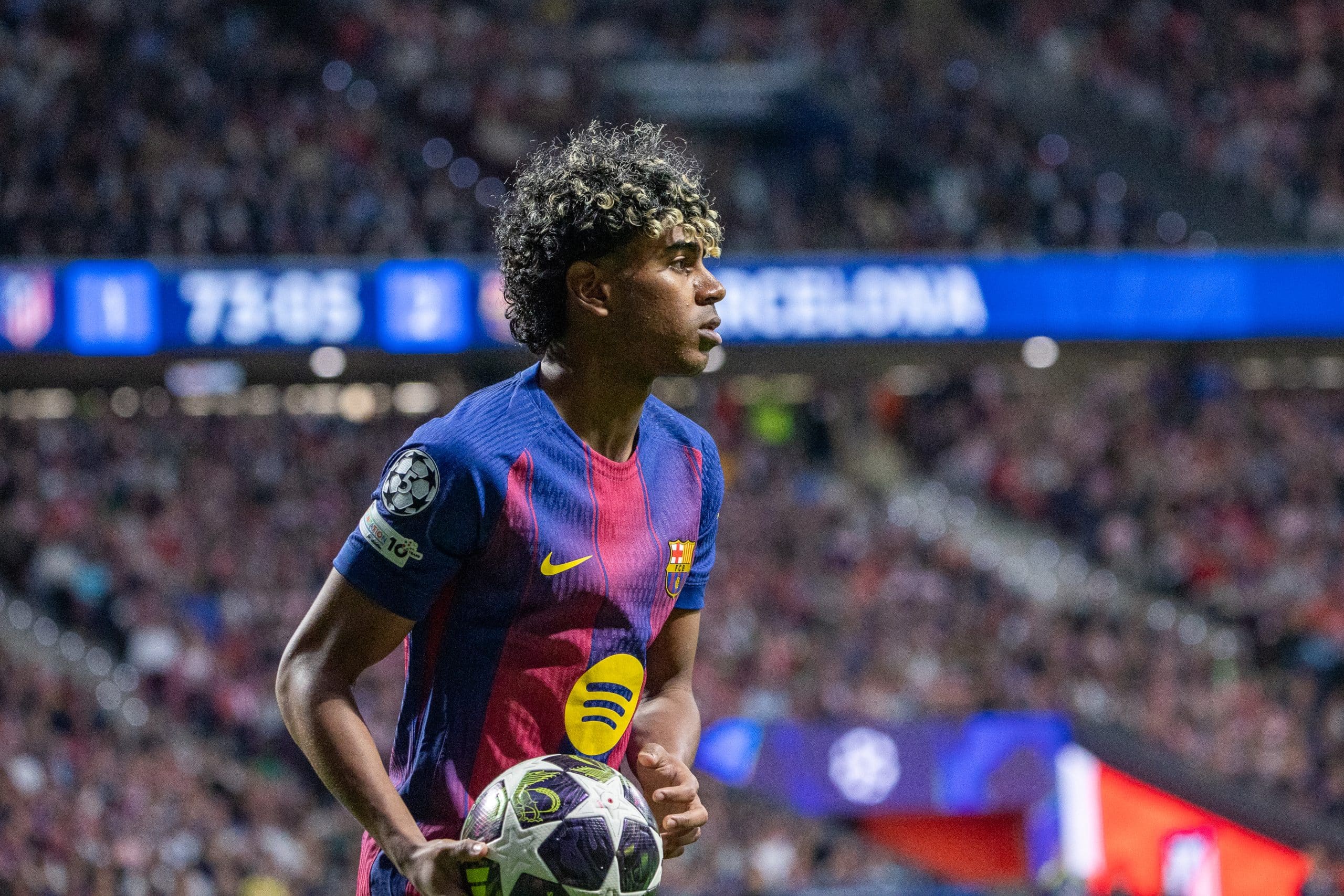 Lamine Yamal avec le ballon en main lors du match entre le FC Barcelone et l'Atlético Madrid.