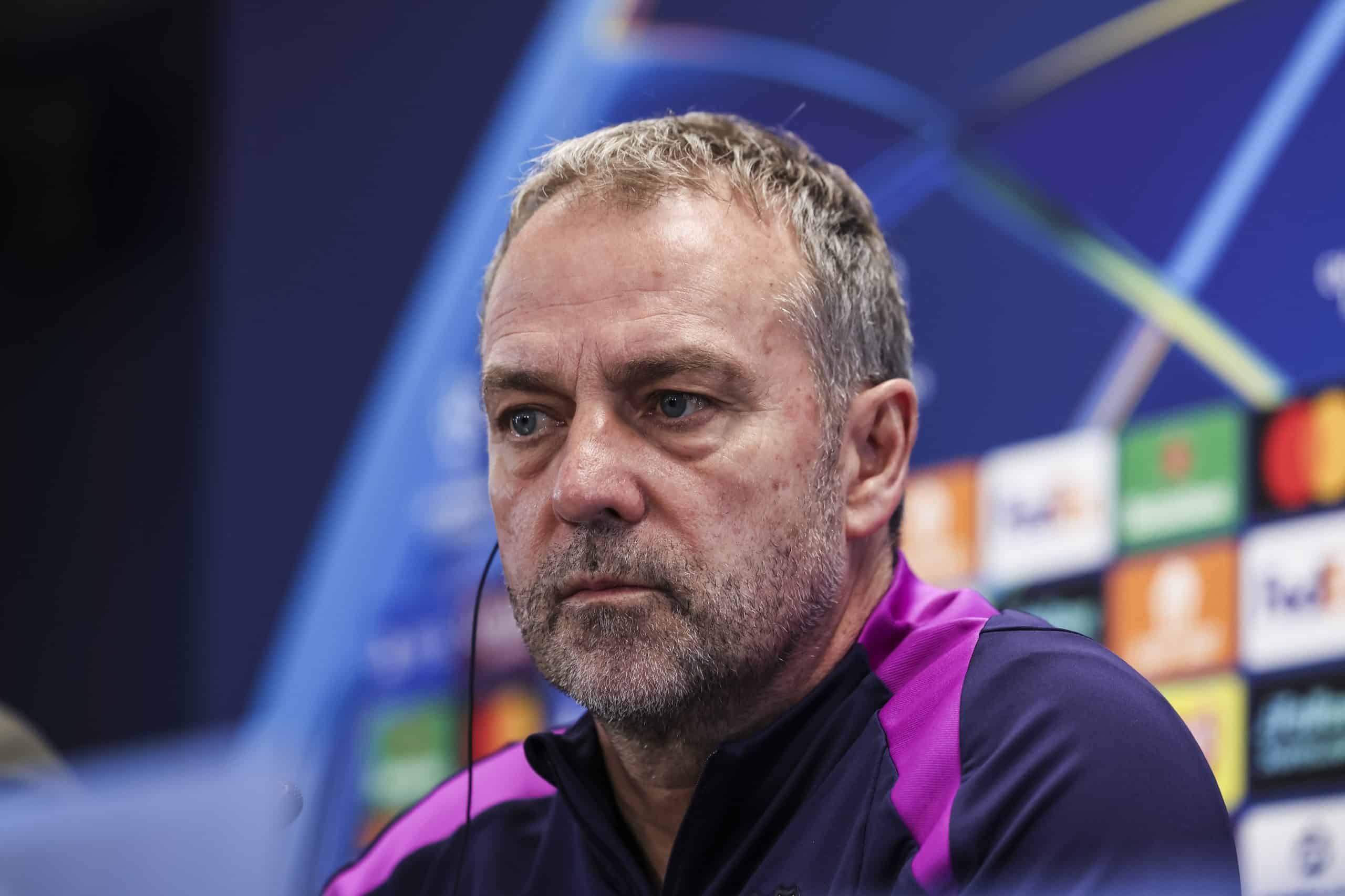 L'entraîneur du FC Barcelone, Hansi Flick, pendant une conférence de presse.
