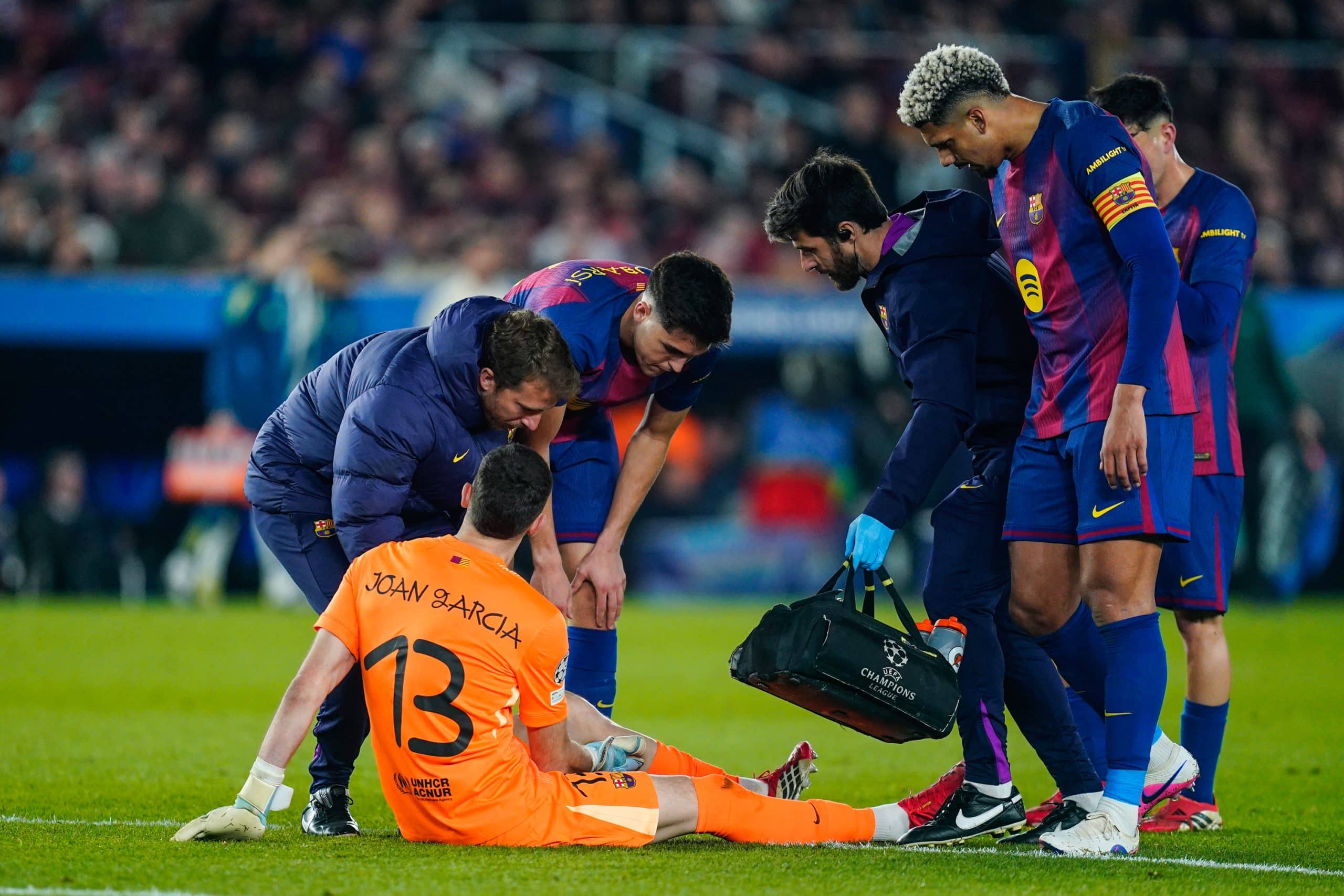 Joan Garcia au moment de sa blessure, lors du match entre le FC Barcelone et Newcastle.
