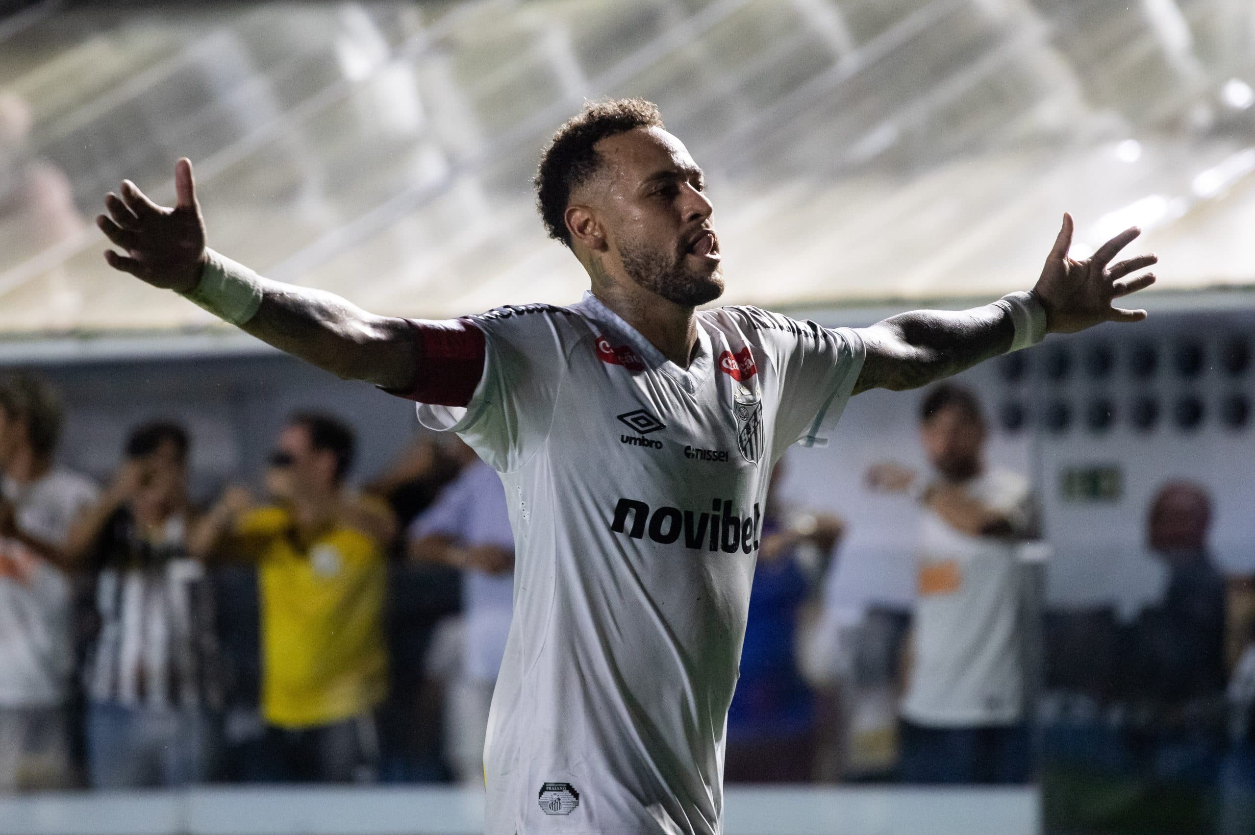 Neymar célébrant un but à Vila Belmiro avec Santos.