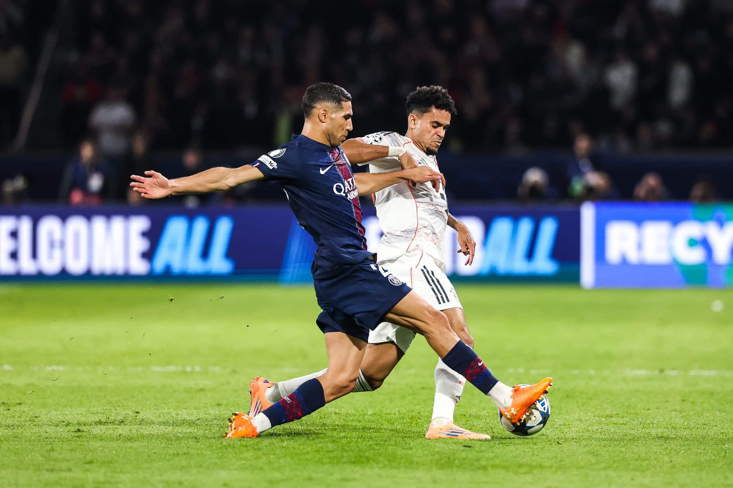 Achraf Hakimi et Luis Diaz à la lutte lors de PSG-Bayern Munich.