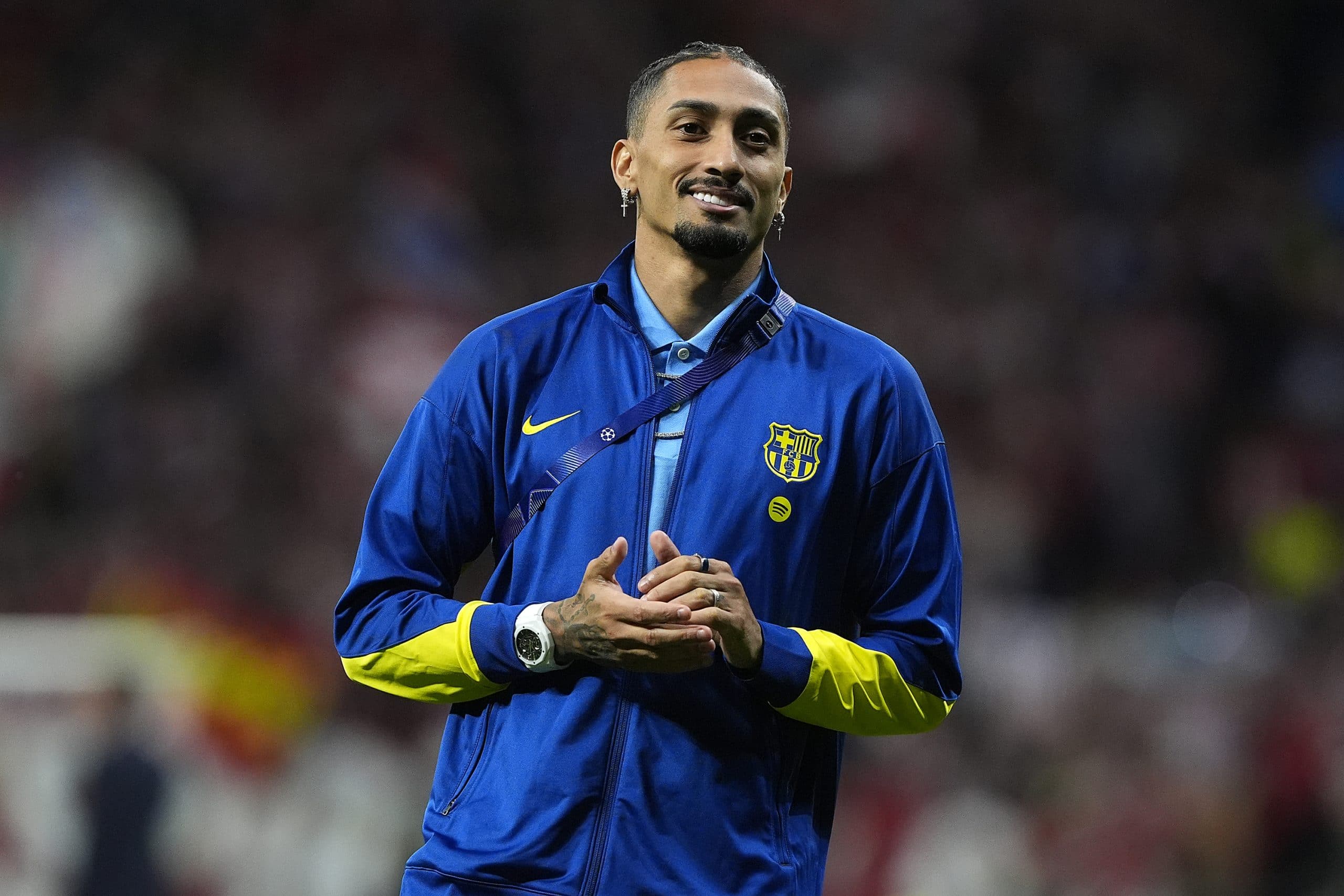 Raphinha souriant ironiquement aux supporters de l'Atlético.