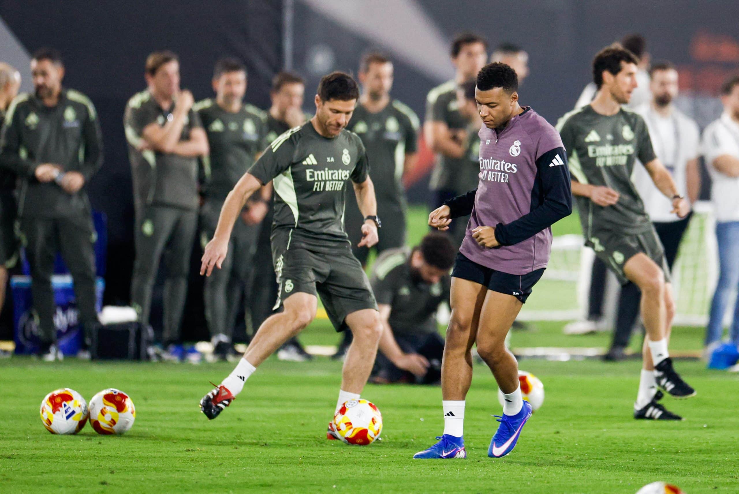 Kylian Mbappé et Xabi Alonso lors d'un entraînement du Real Madrid.