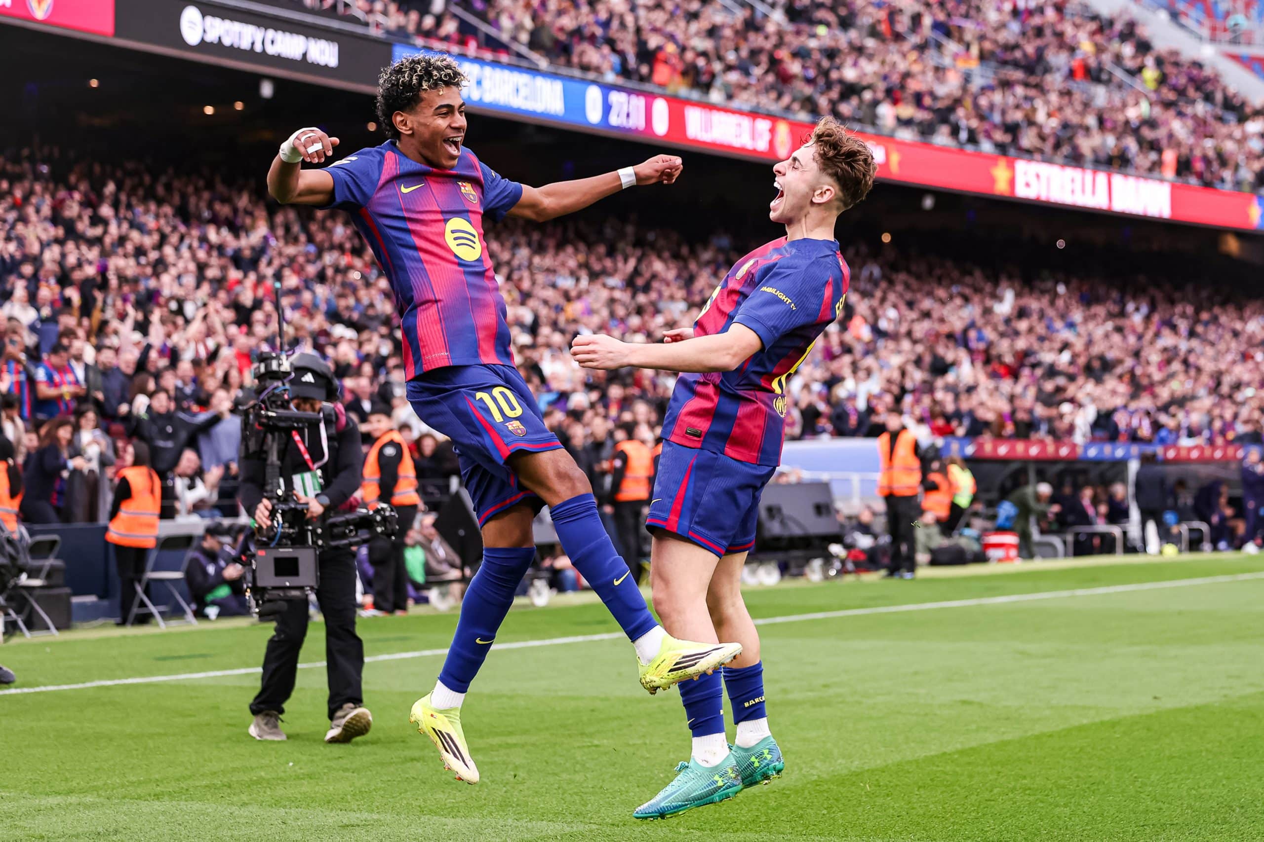 Lamine Yamal et Fermin célébrant un but du FC Barcelone.