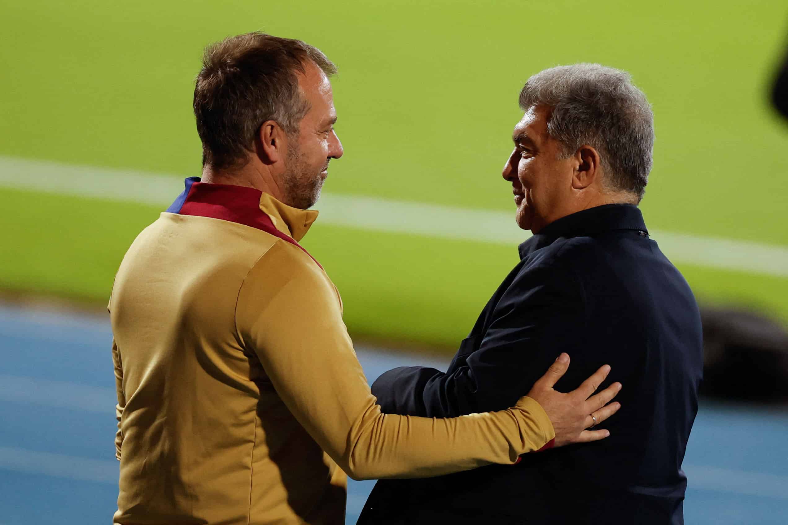 L'entraîneur du FC Barcelone, Hansi Flick, saluant son président, Joan Laporta.