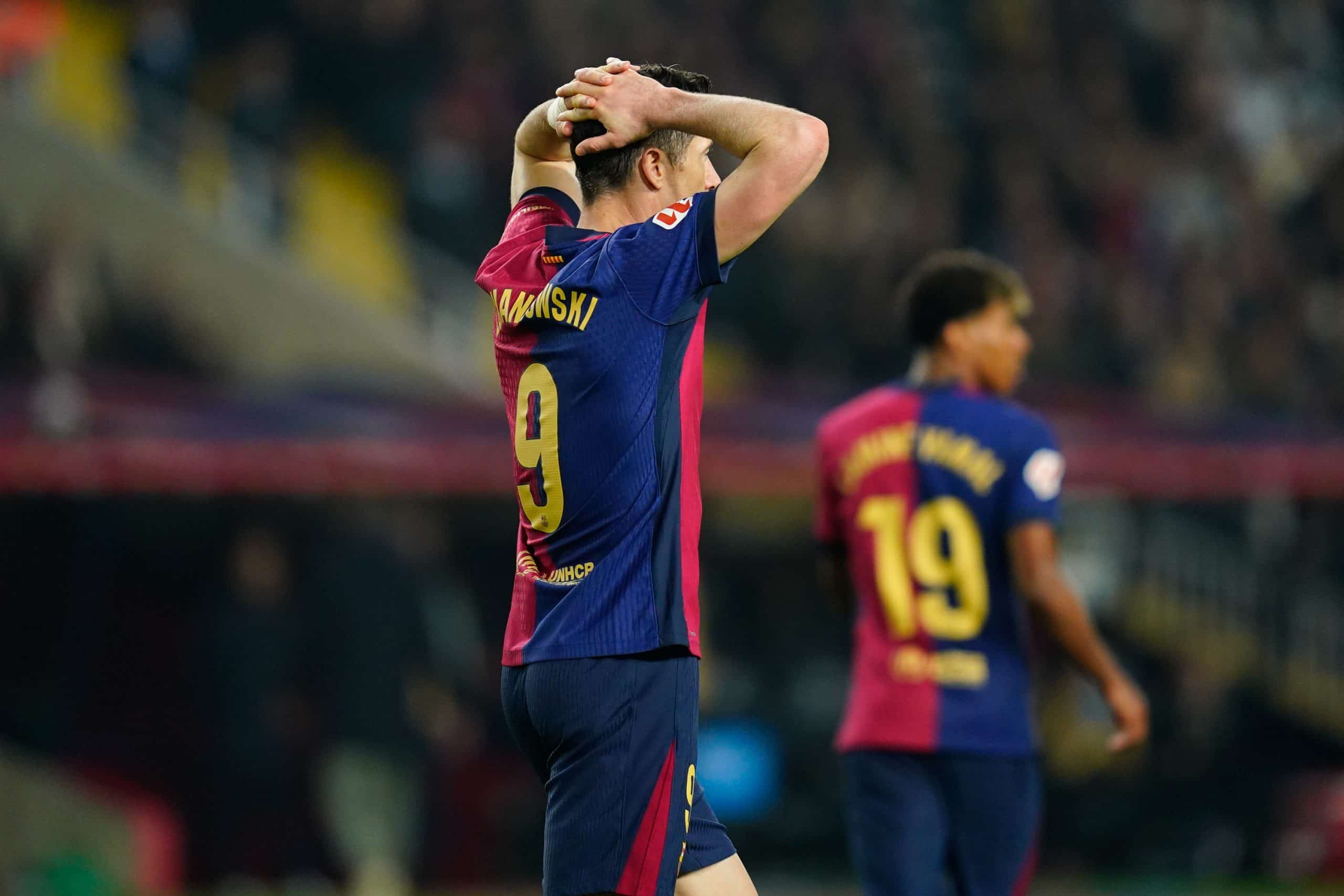 Robert Lewandowski déçu après une action ratée avec le FC Barcelone la saison dernière.