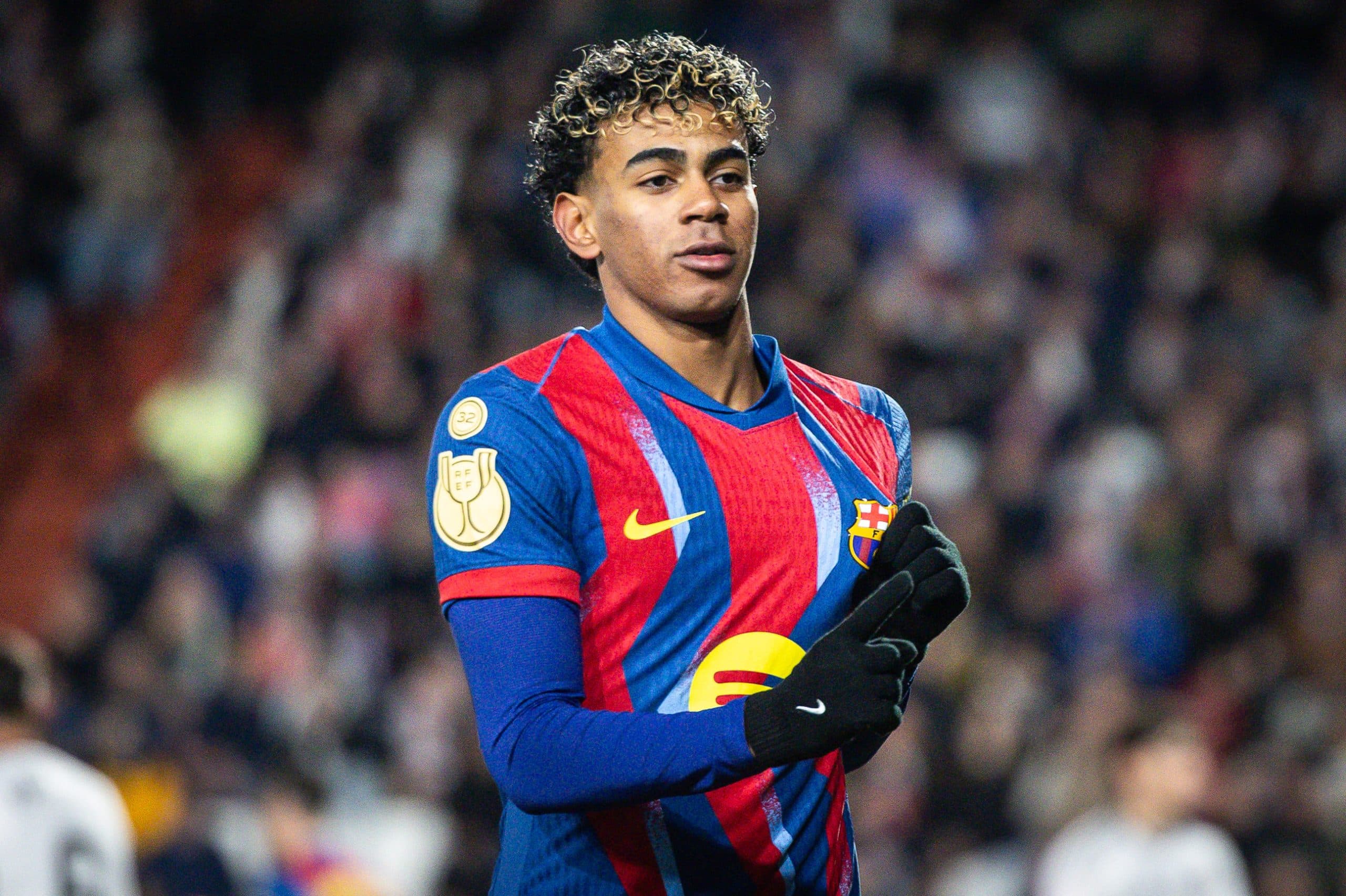 Lamine Yamal montrant l'écusson du FC Barcelone après avoir marqué contre Albacete.