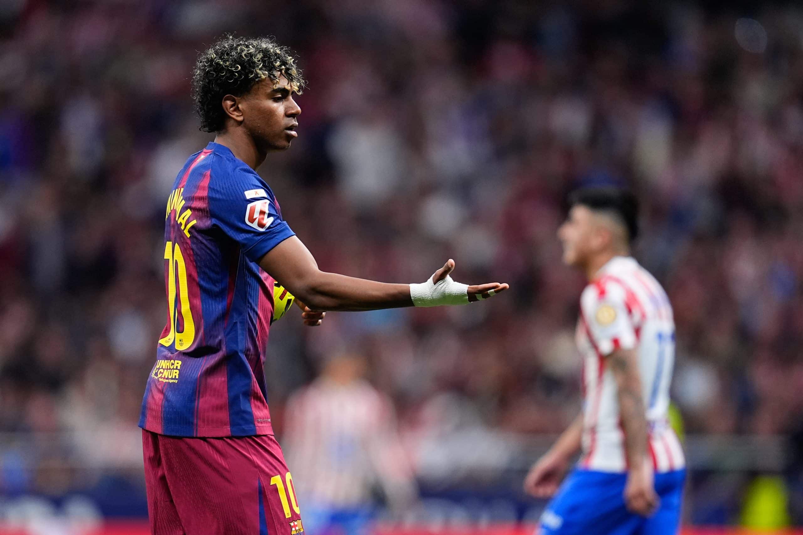Lamine Yamal avec le ballon sous le bras lors du match contre l'Atlético.