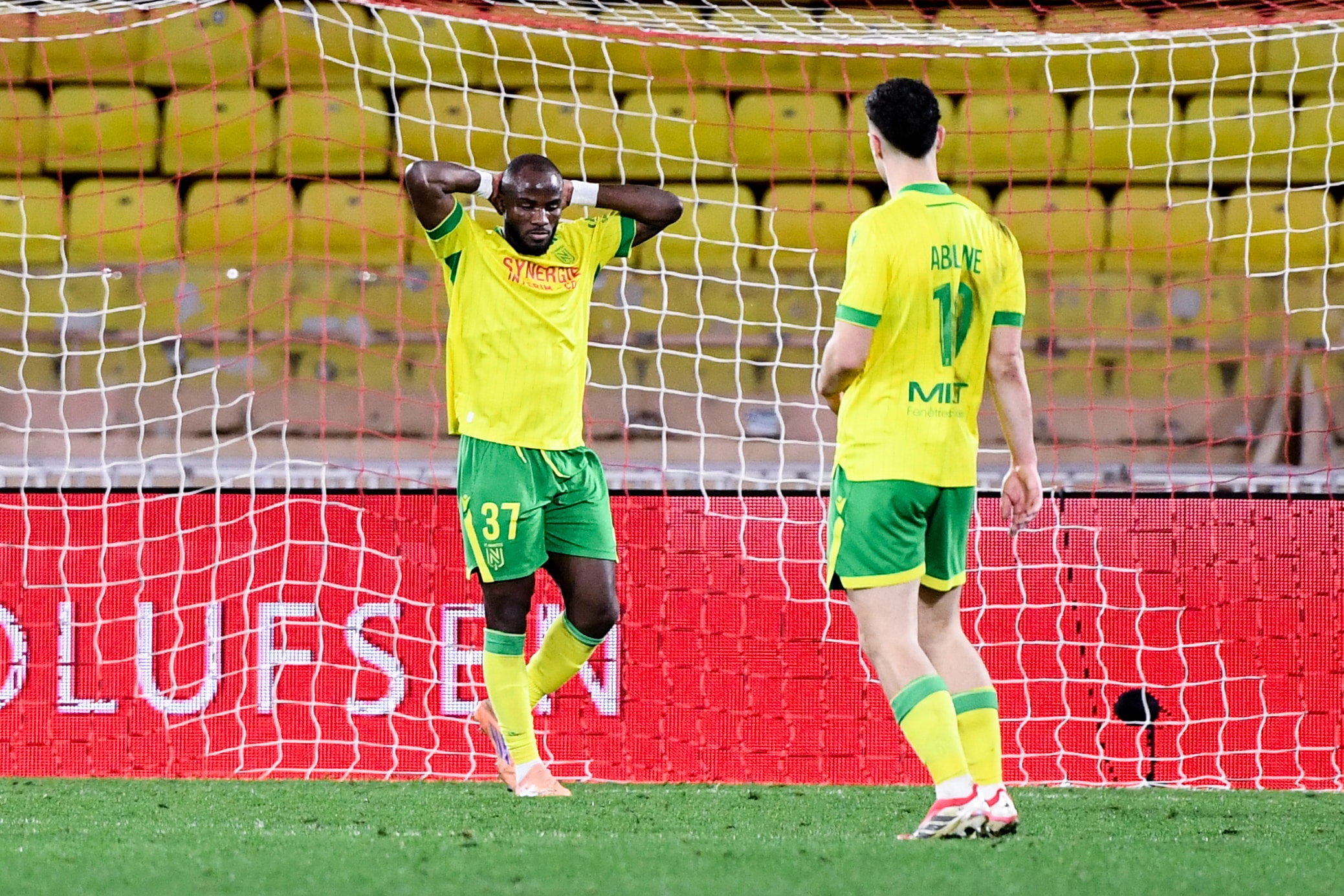 Ignatius Ganago déçu après une action ratée, Matthis Abline le regardant.