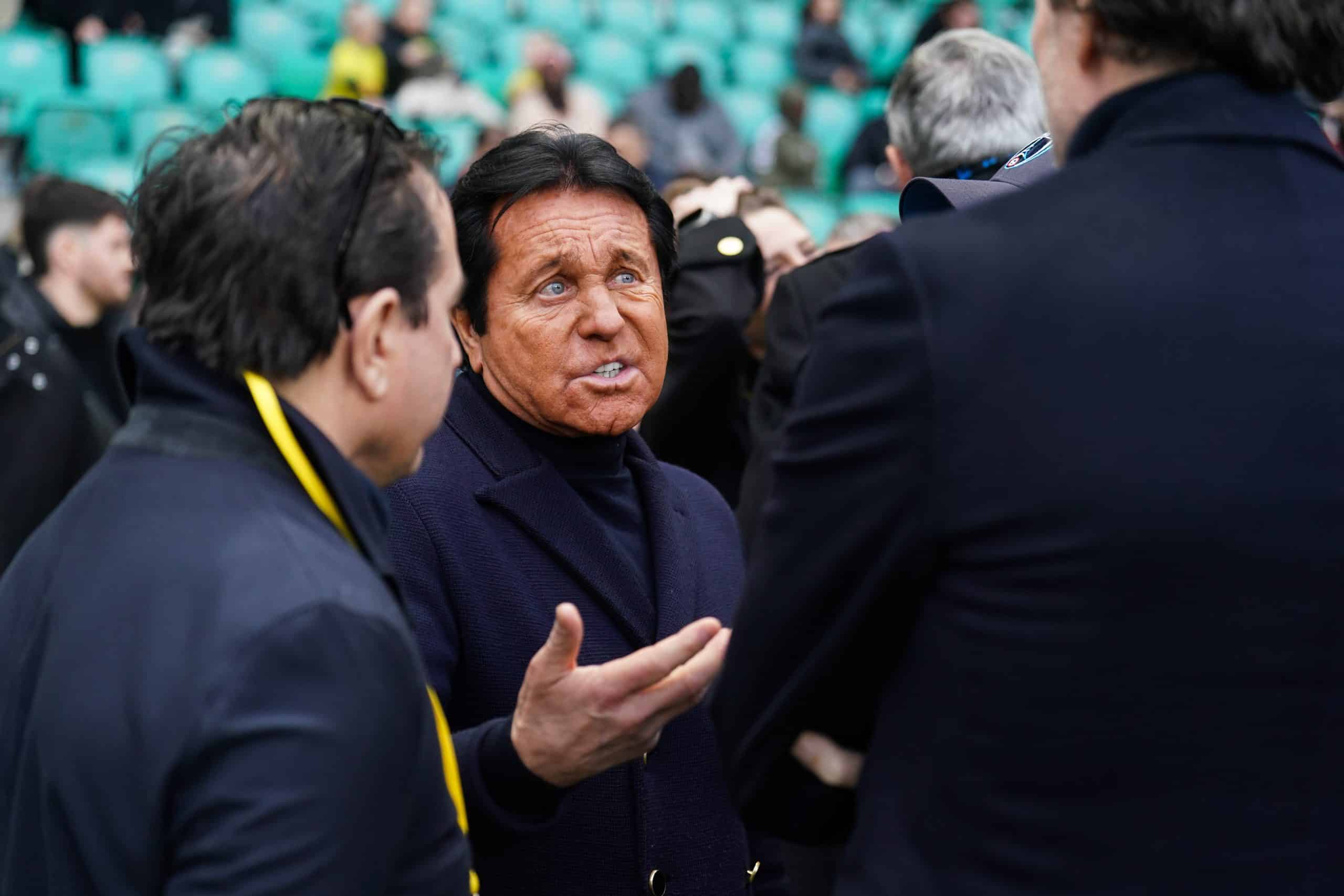 Waldemar Kita discutant avec des dirigeants du Paris FC.